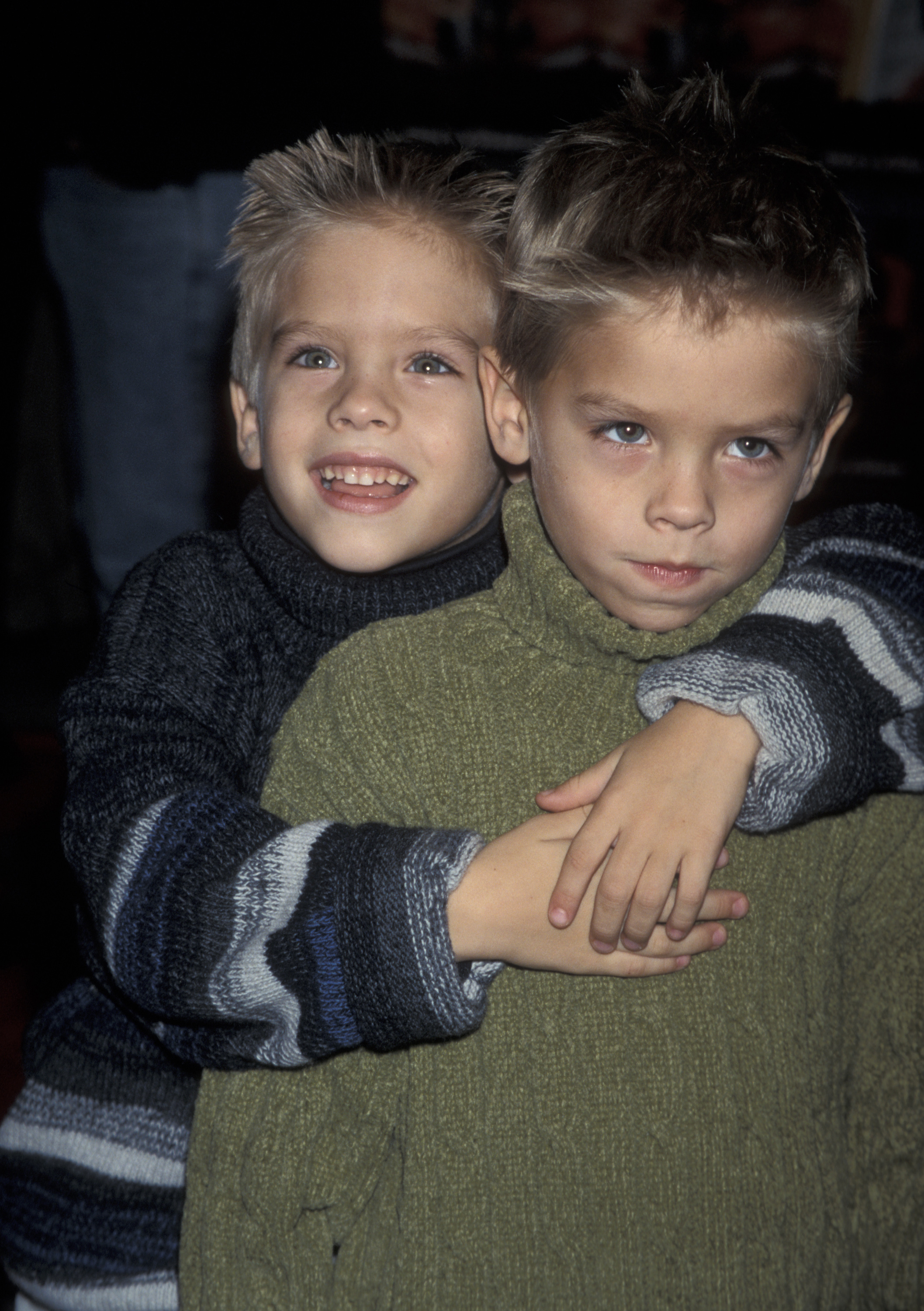 Dylan et Cole Sprouse à la première de "The Waterboy" à New York, vers 1998. | Source : Getty Images