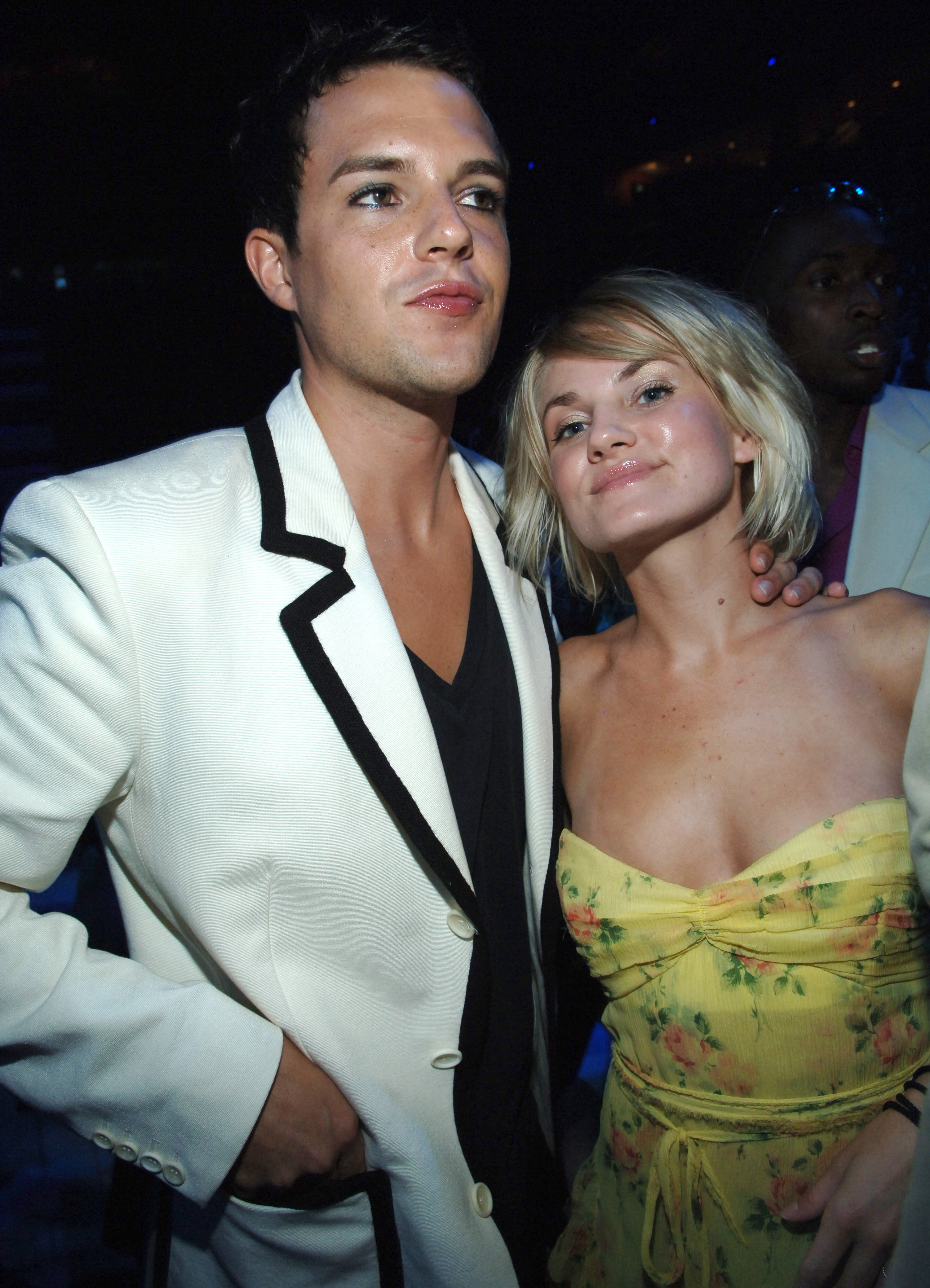 Brandon Flowers du groupe The Killers et sa femme, Tana Mundkowsky, sont photographiés dans les coulisses des MTV Video Music Awards 2005 | Source : Getty Images