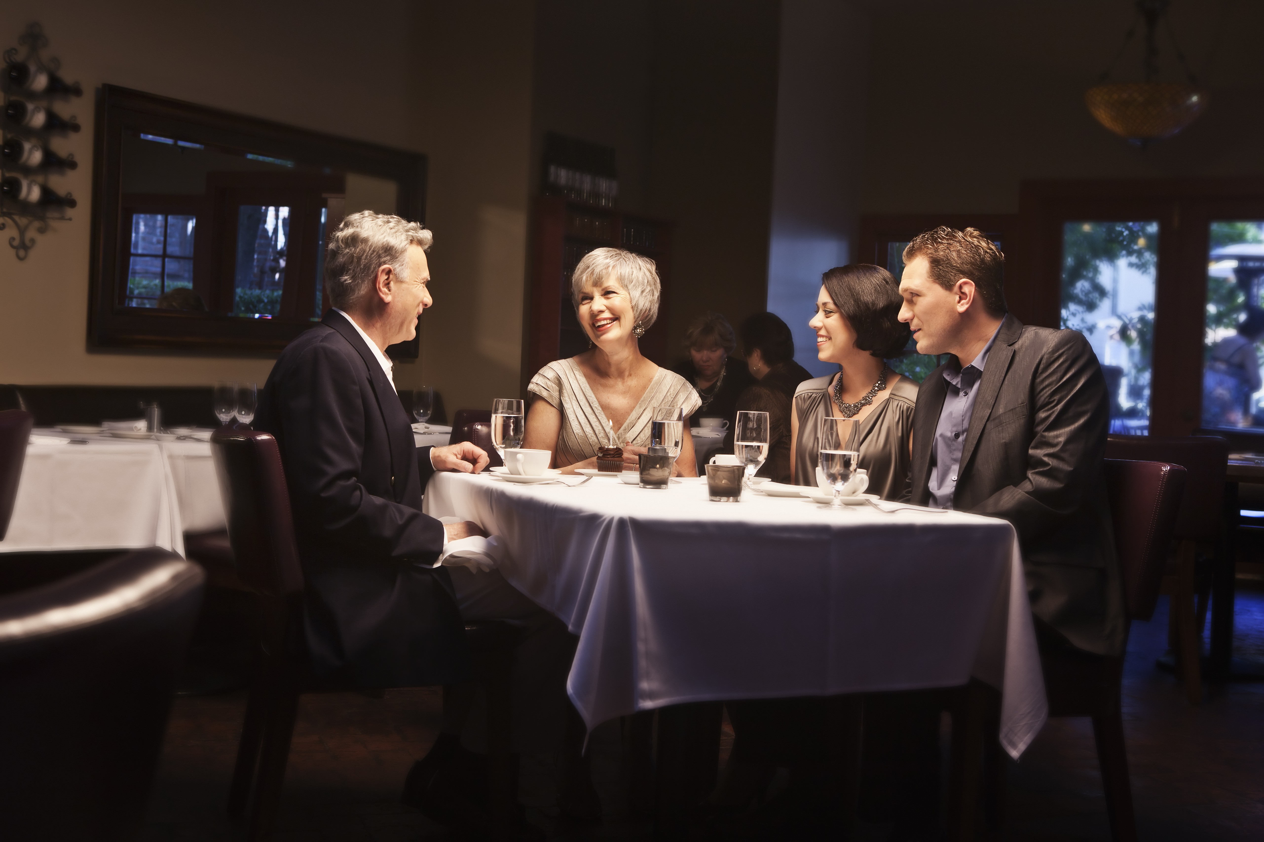 Un couple dîne avec ses parents | Source : Getty Images