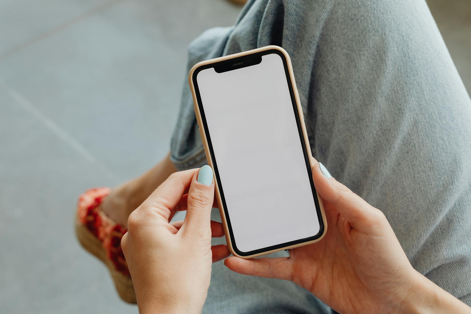 Gros plan sur une femme tenant son téléphone | Source : Pexels