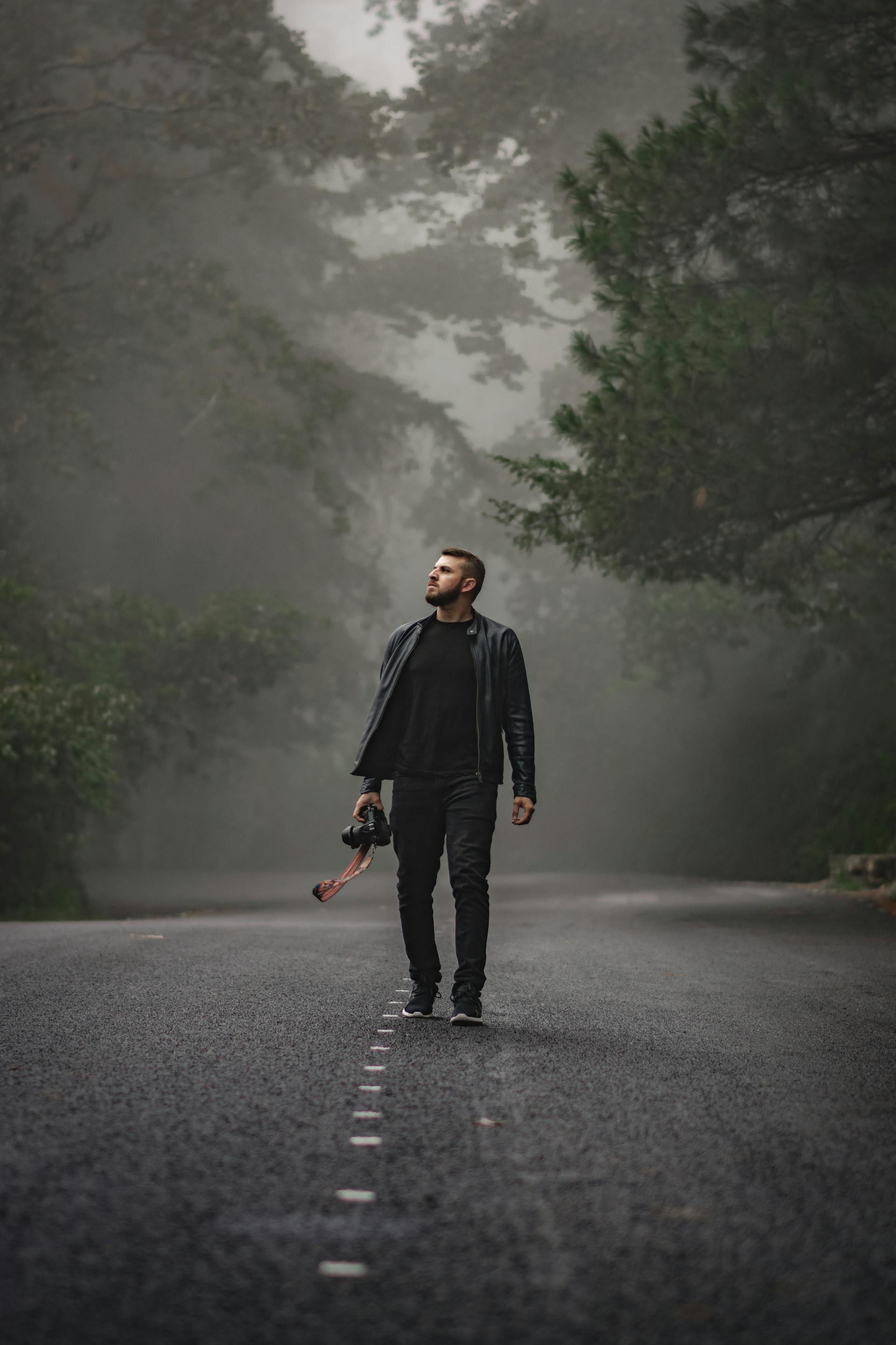 Un homme marchant sur une route vide | Source : Pexels