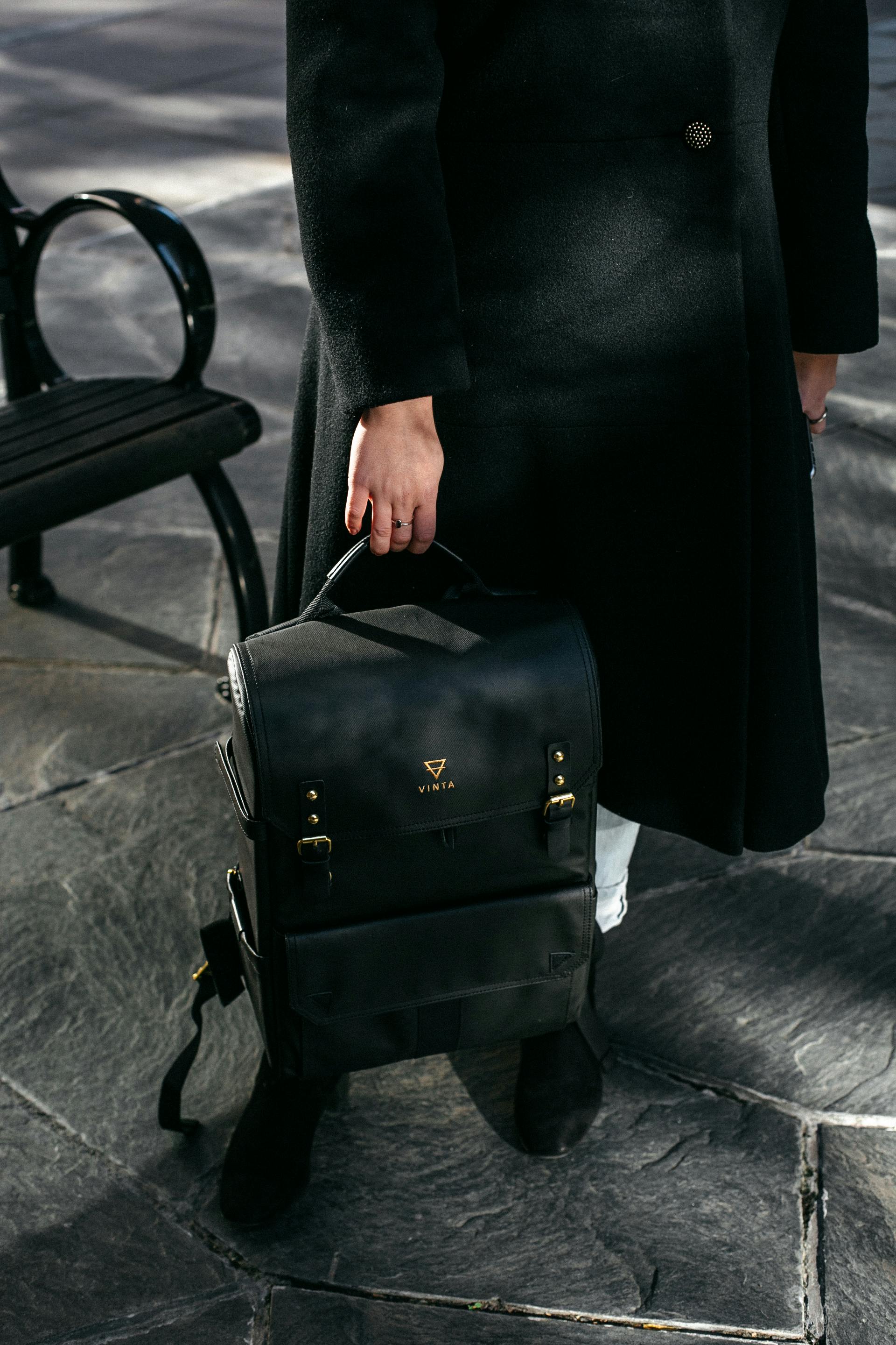 Une femme tenant un sac à dos | Source : Pexels