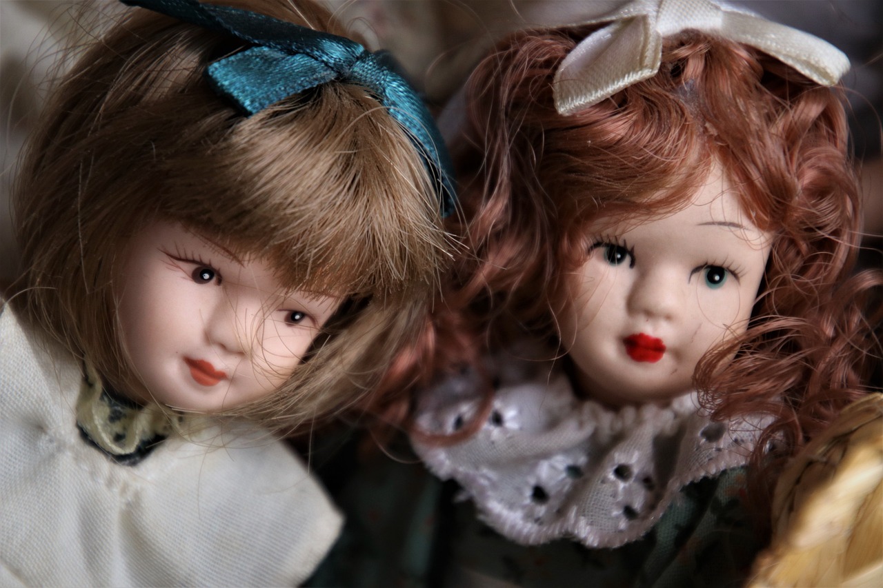 Un couple de poupées en porcelaine | Source : Pixabay