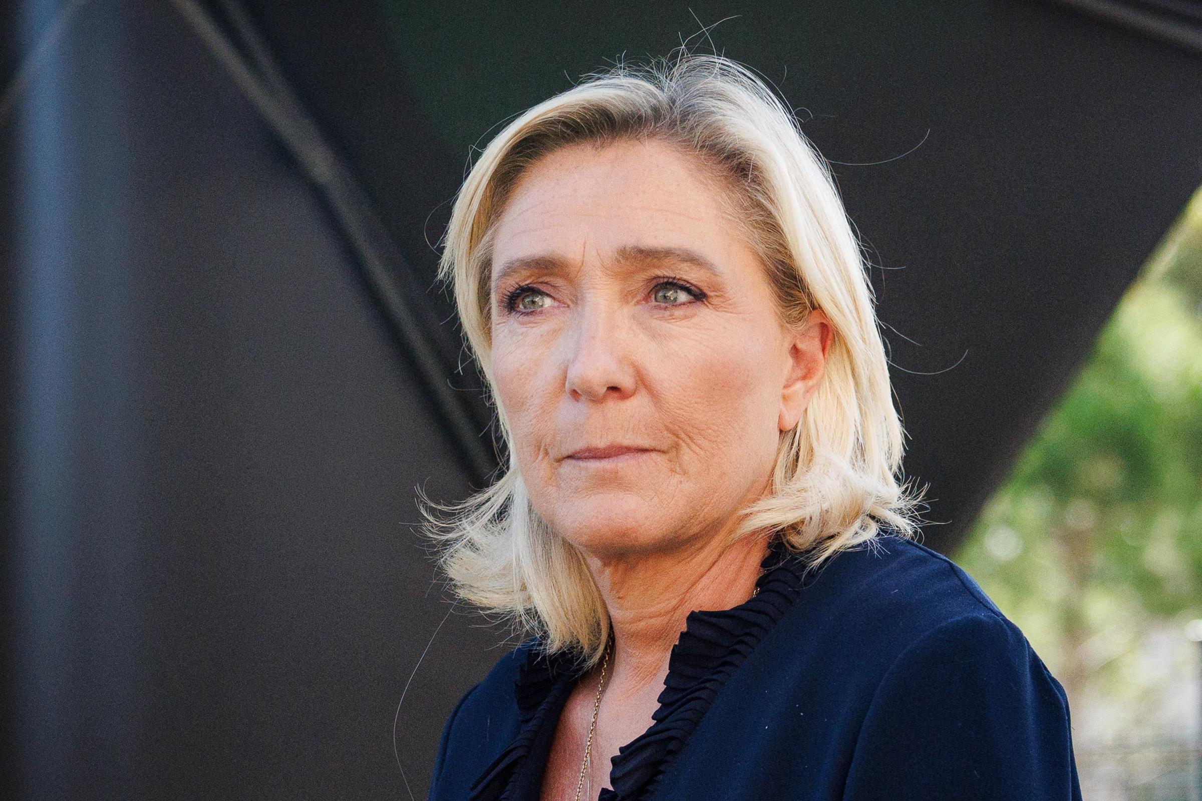 Marine Le Pen, donne une conférence de presse après avoir visité un établissement d'accueil de jour pour les patients atteints de la maladie d'Alzheimer à Ollioules, près de Toulon, dans le sud-est de la France, le 6 octobre 2023. (Photo by CLEMENT MAHOUDEAU/AFP via Getty Images)