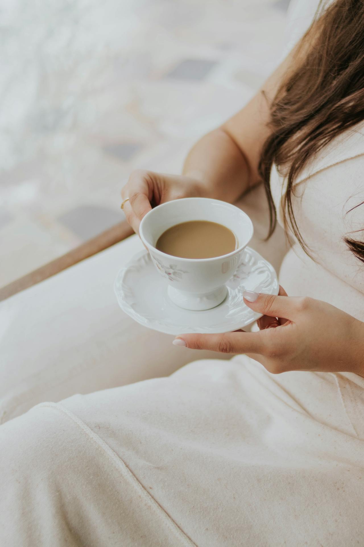 Une femme assise avec une tasse de café | Source : Pexels