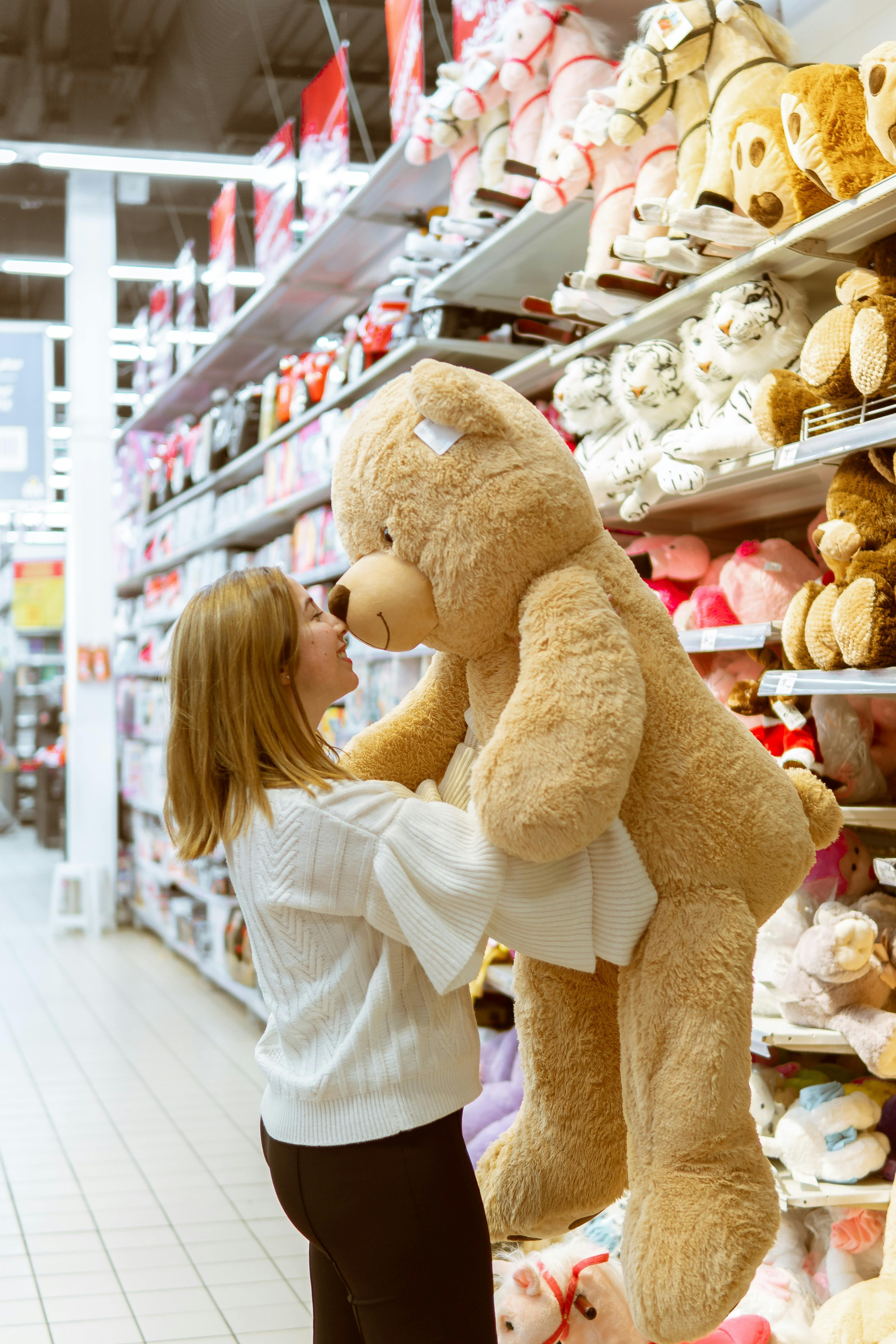 Une femme cajolant un ours en peluche | Source : Pexels