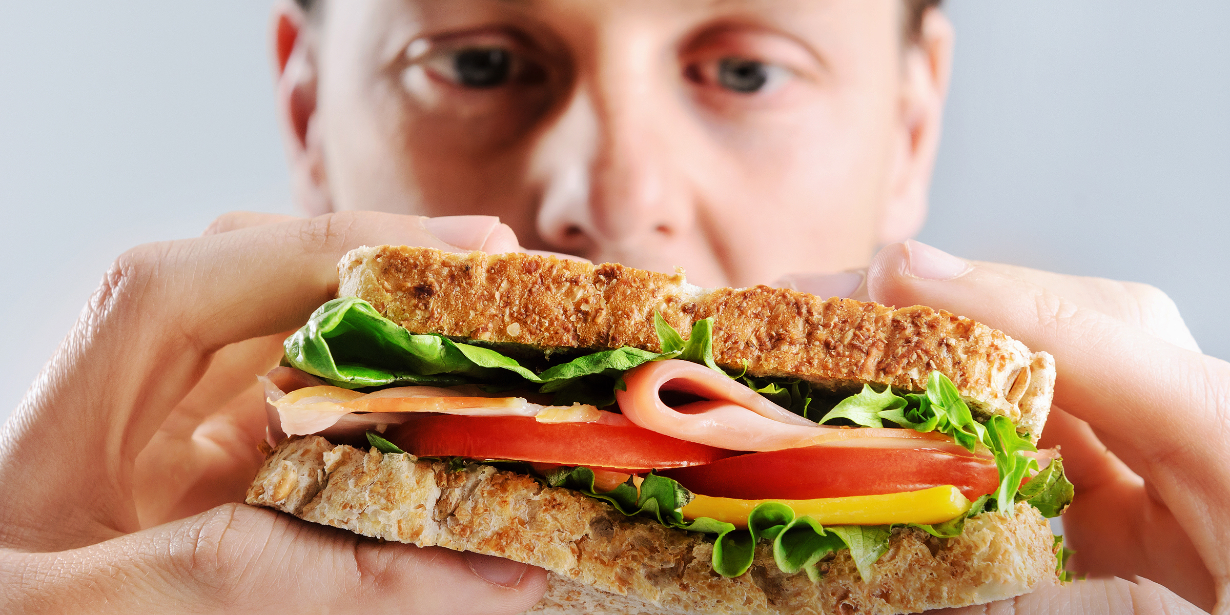 Un homme regarde un sandwich | Source : Shutterstock