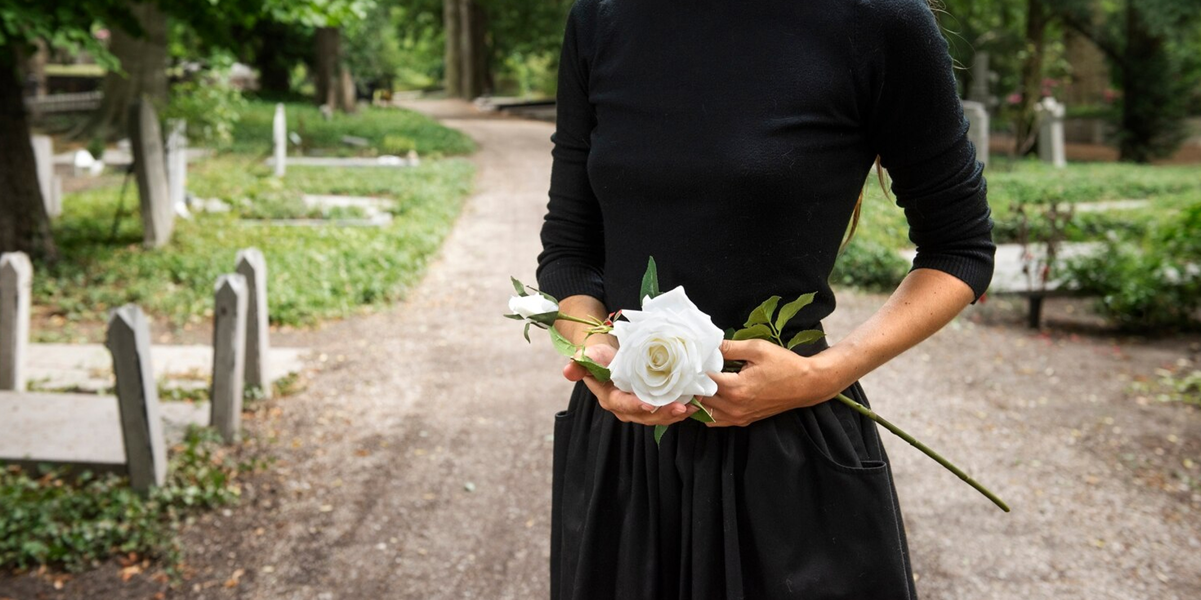 Une femme en deuil dans un cimetière | Source : Freepik