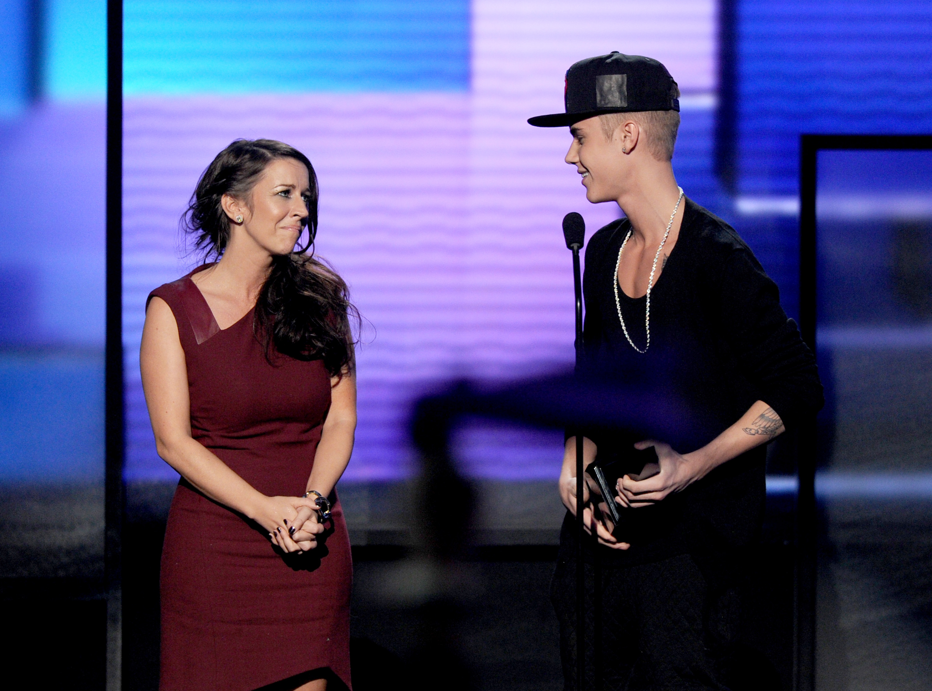 Justin Bieber avec Pattie Malette alors qu'il accepte le prix de l'artiste de l'année sur scène lors de la 40e édition des American Music Awards à Los Angeles, en Californie, le 18 novembre 2012. | Source : Getty Images