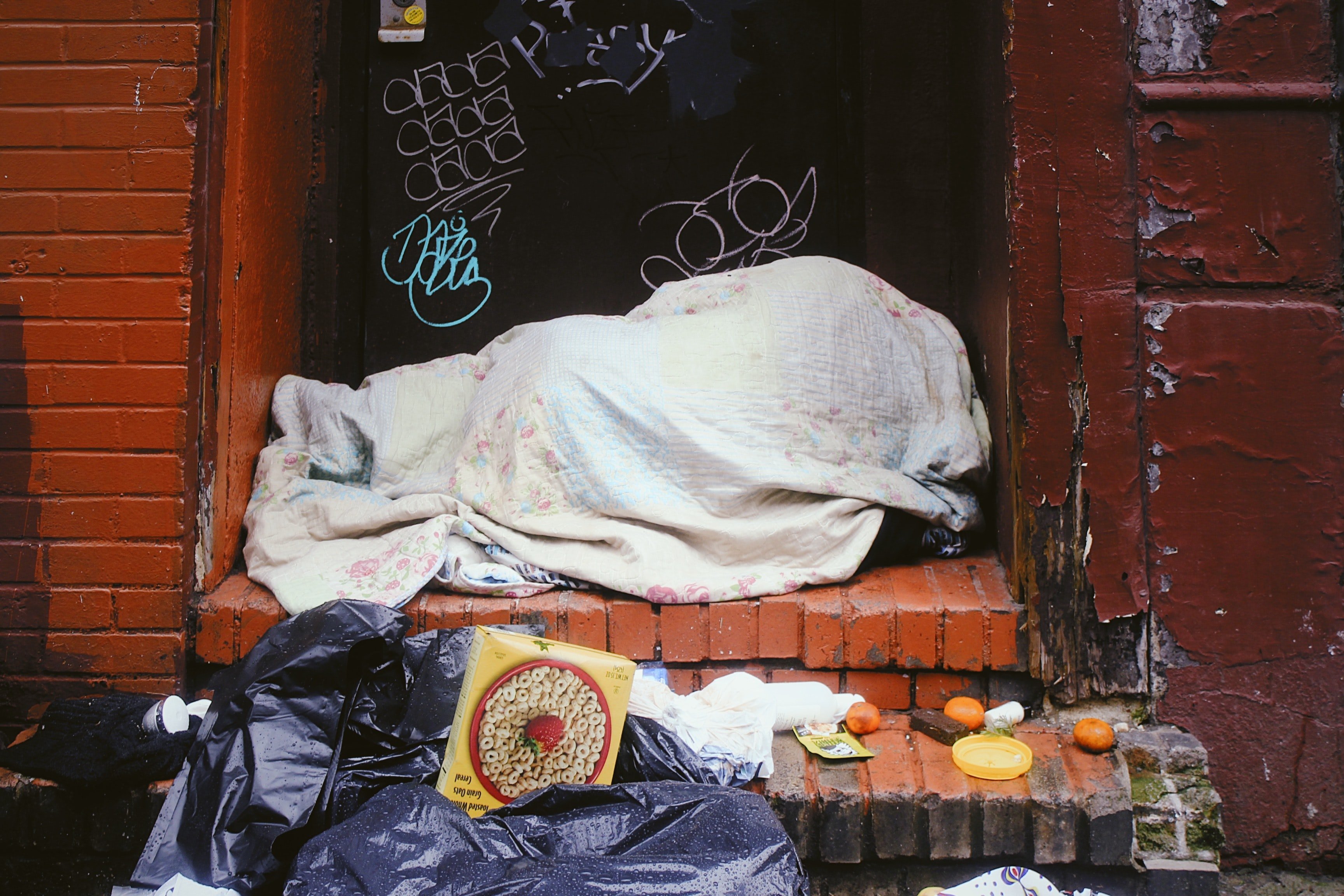 La jeune fille sans-abri dormait chaque nuit sur le pas d'une porte. | Photo : Unsplash