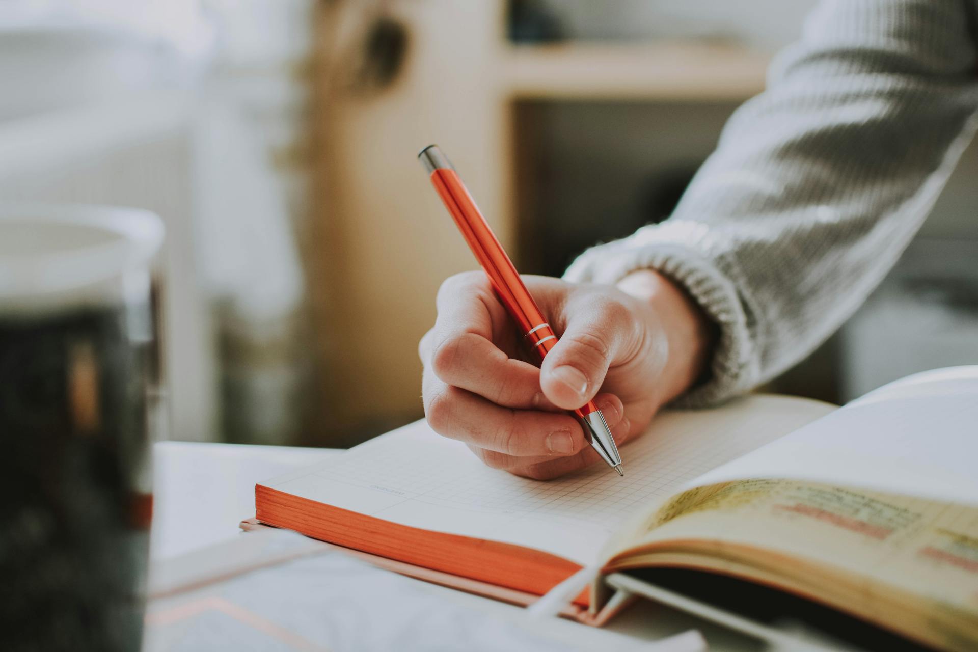 Un garçon tenant un stylo | Source : Pexels