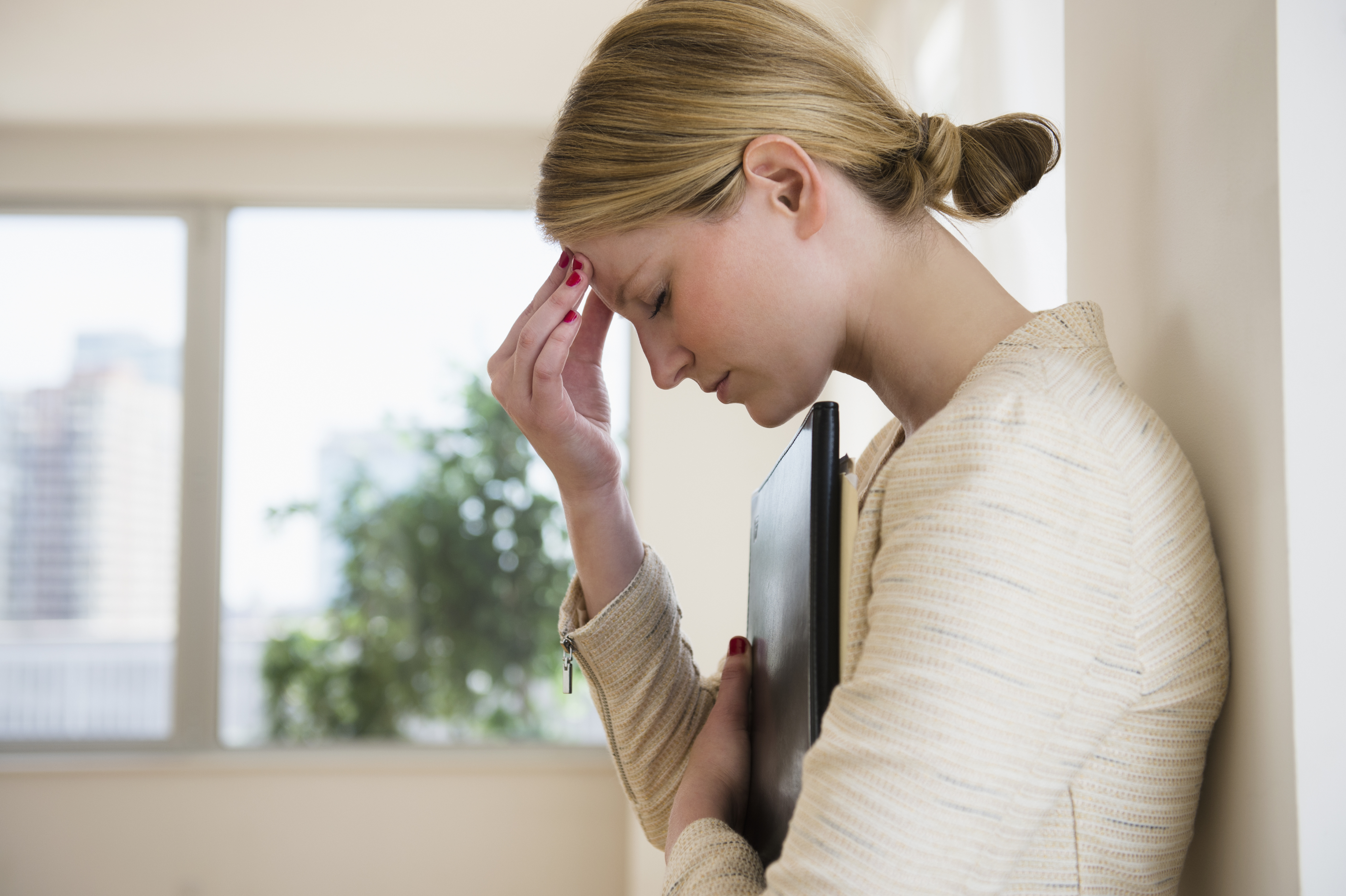 Femme d'affaires avec un mal de tête | Source : Getty Images