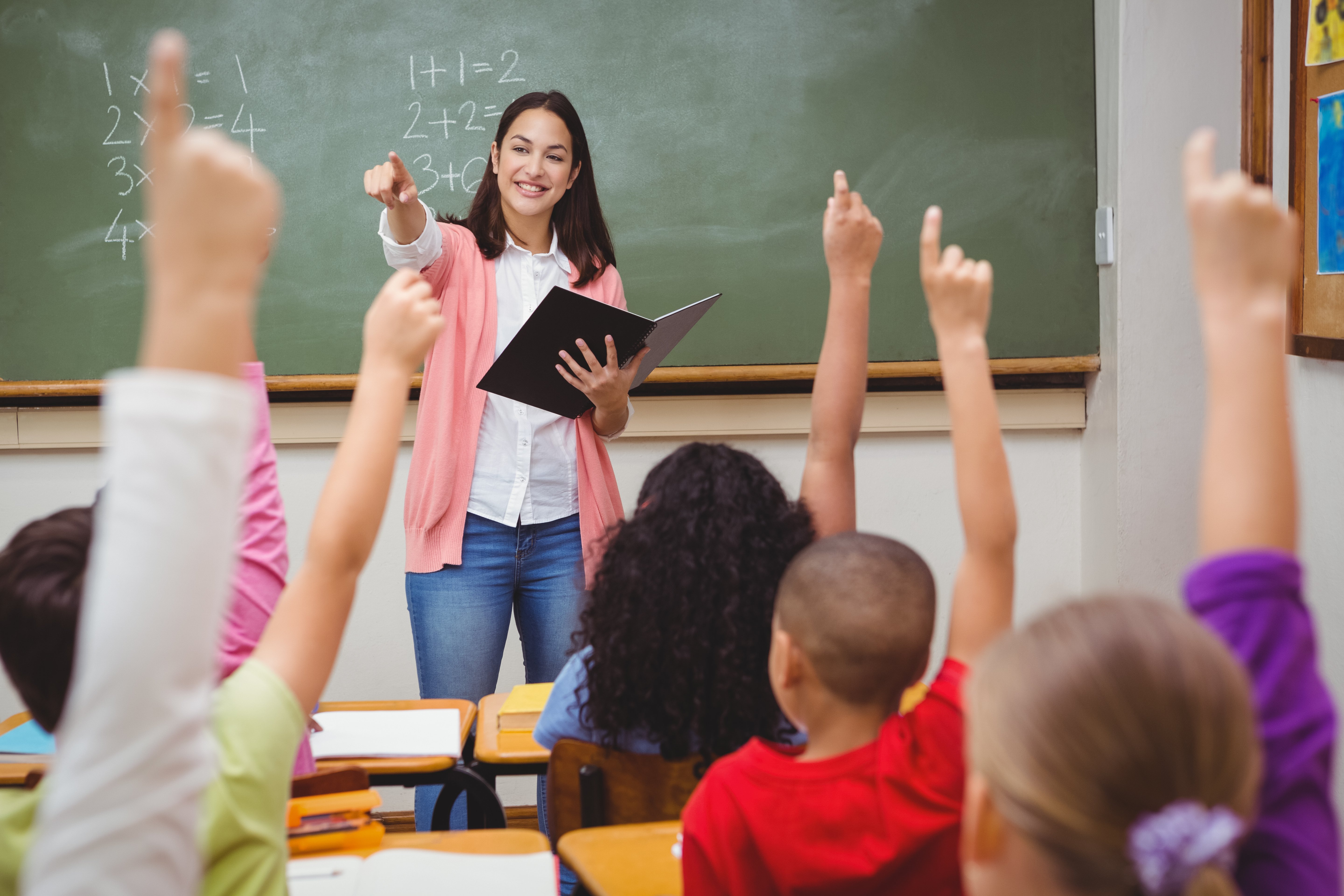 L'enseignante pose une question à ses élèves. | Photo : Shutterstock