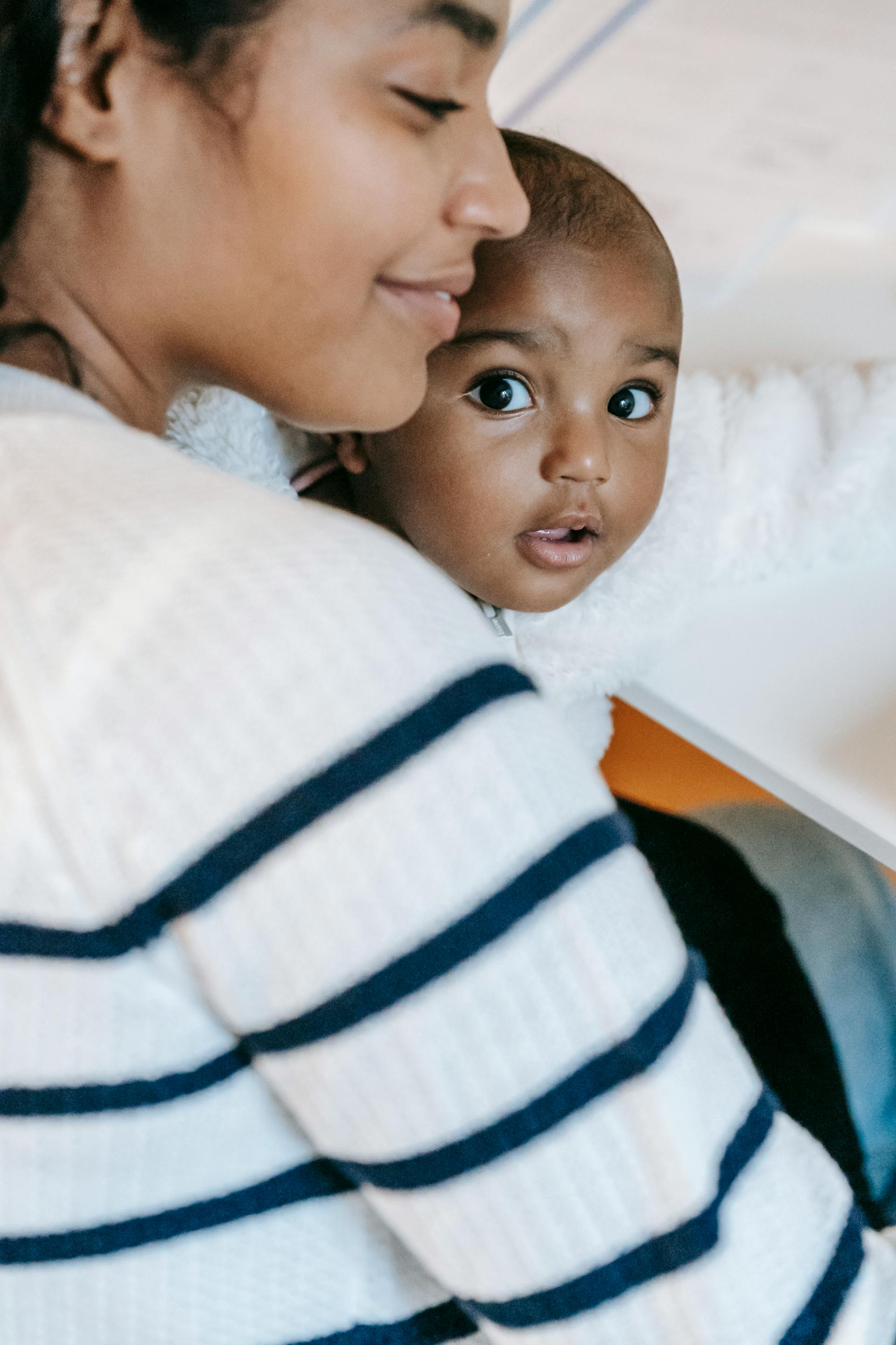 Une femme tenant son bébé | Source : Pexels