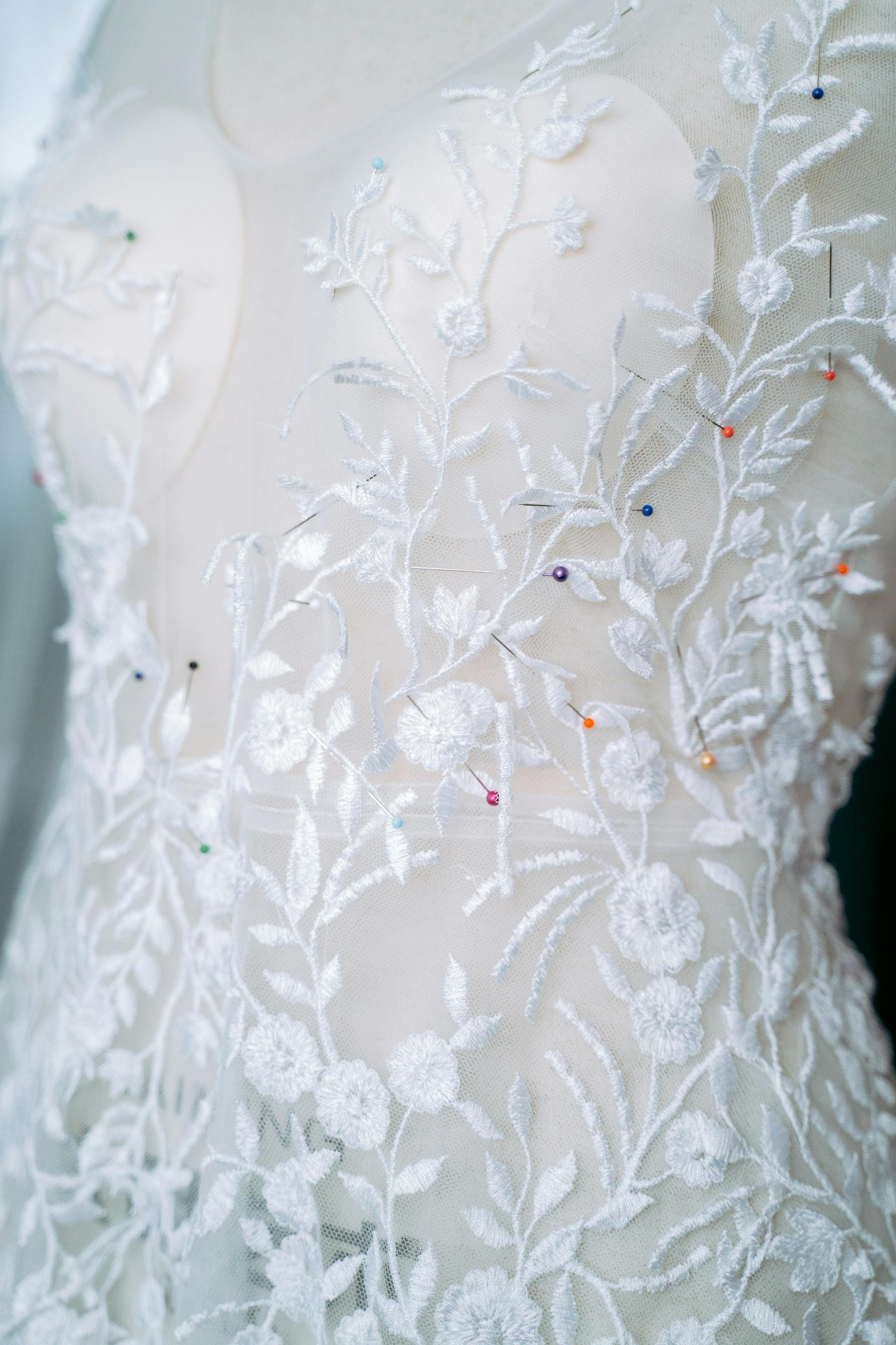 Un gros plan d'une robe de mariée | Source : Pexels