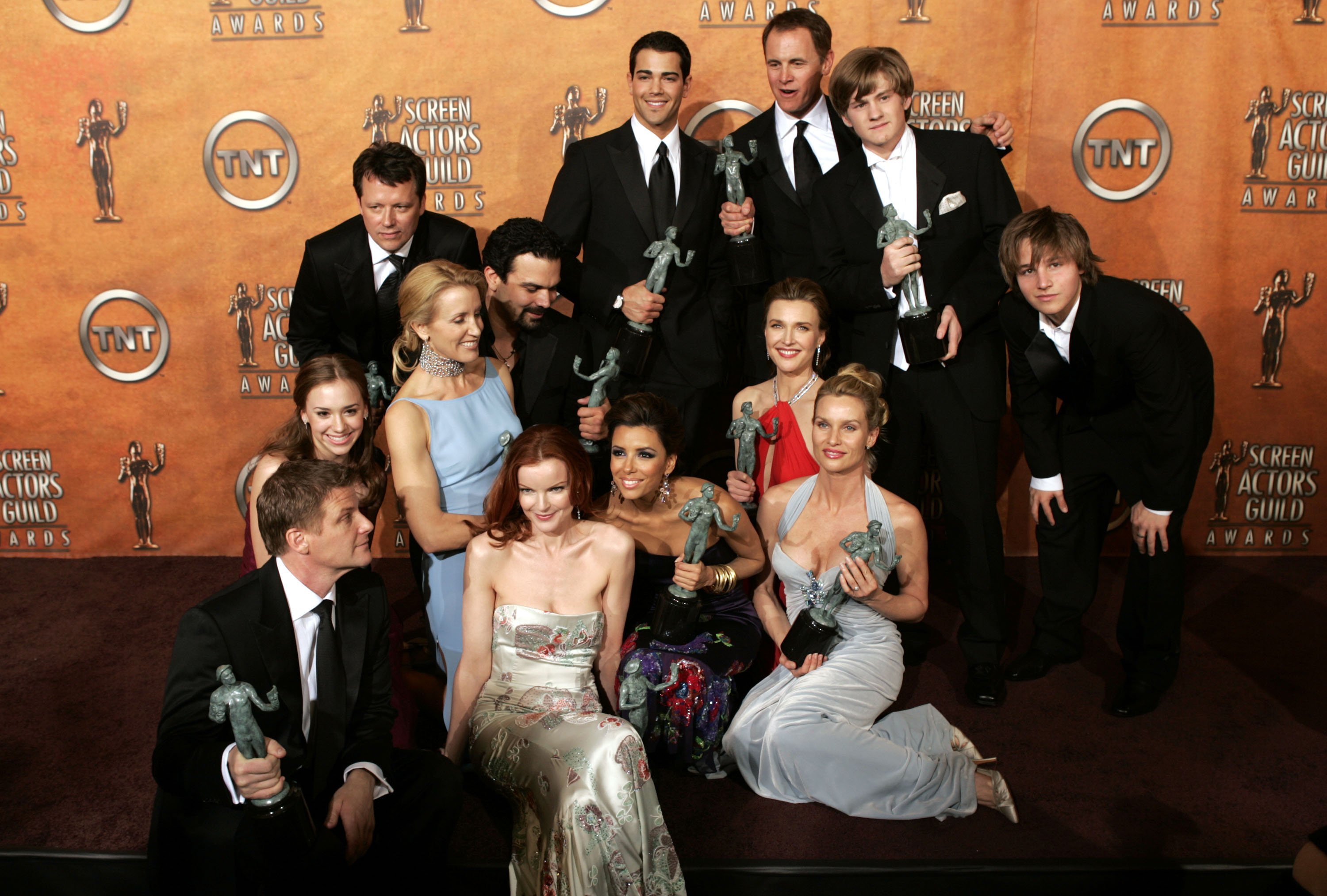 Les acteurs de "Desperate Housewives" posent avec leurs SAG Awards lors de la 11e cérémonie annuelle des SAG Awards, 2005 | Photo : Getty Images