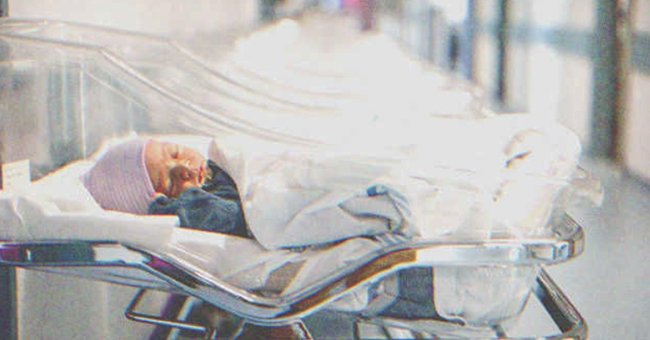 Un bébé qui dort dans un berceau | Source : Shutterstock