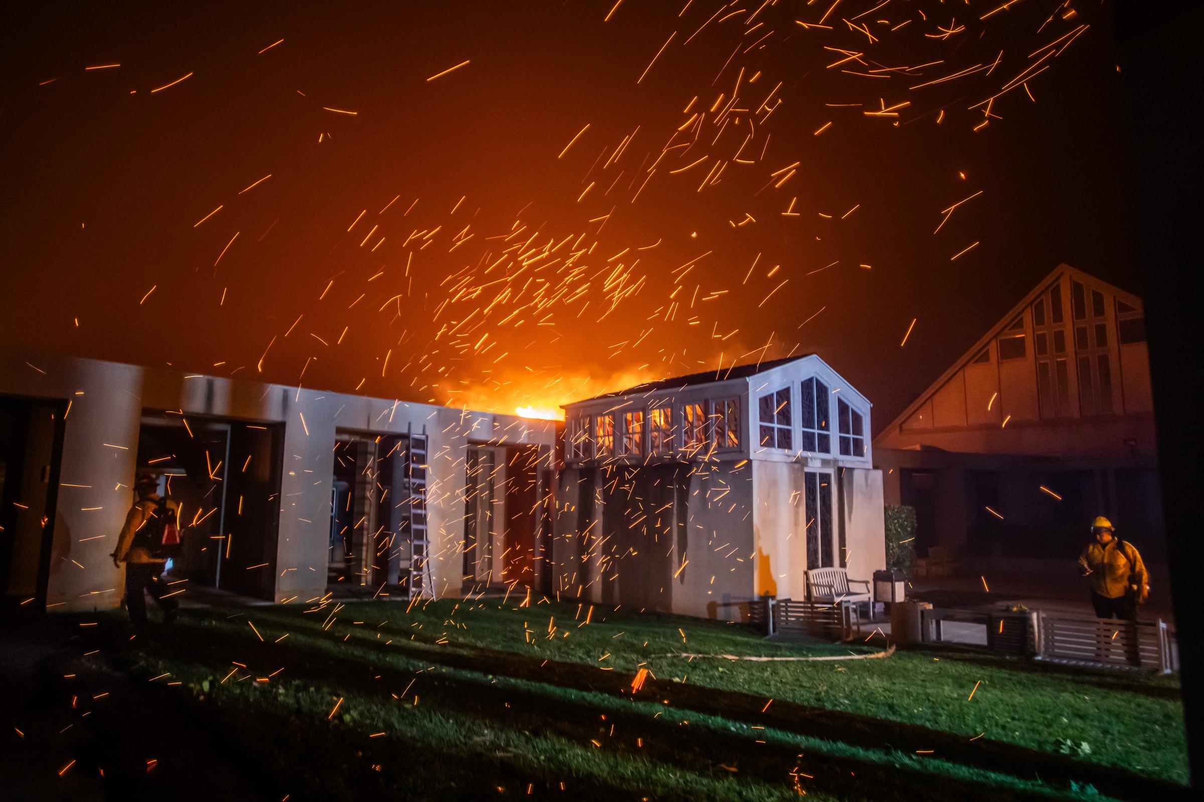 Un pompier devant l'église presbytérienne de Pacific Palisades alors qu'elle est engloutie par les flammes lors d'une puissante tempête de vent, le 8 janvier 2025, à Los Angeles, en Californie. | Source : Getty Images