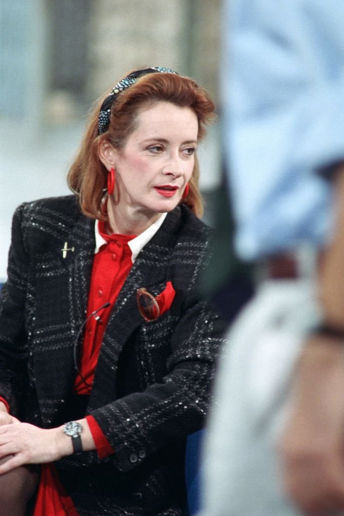 Portrait pris le 10 novembre 1987 montre l'actrice française Dominique Lavanant lors d'une émission de télévision sur la chaîne française A2 à Paris. | Photo : Getty Images