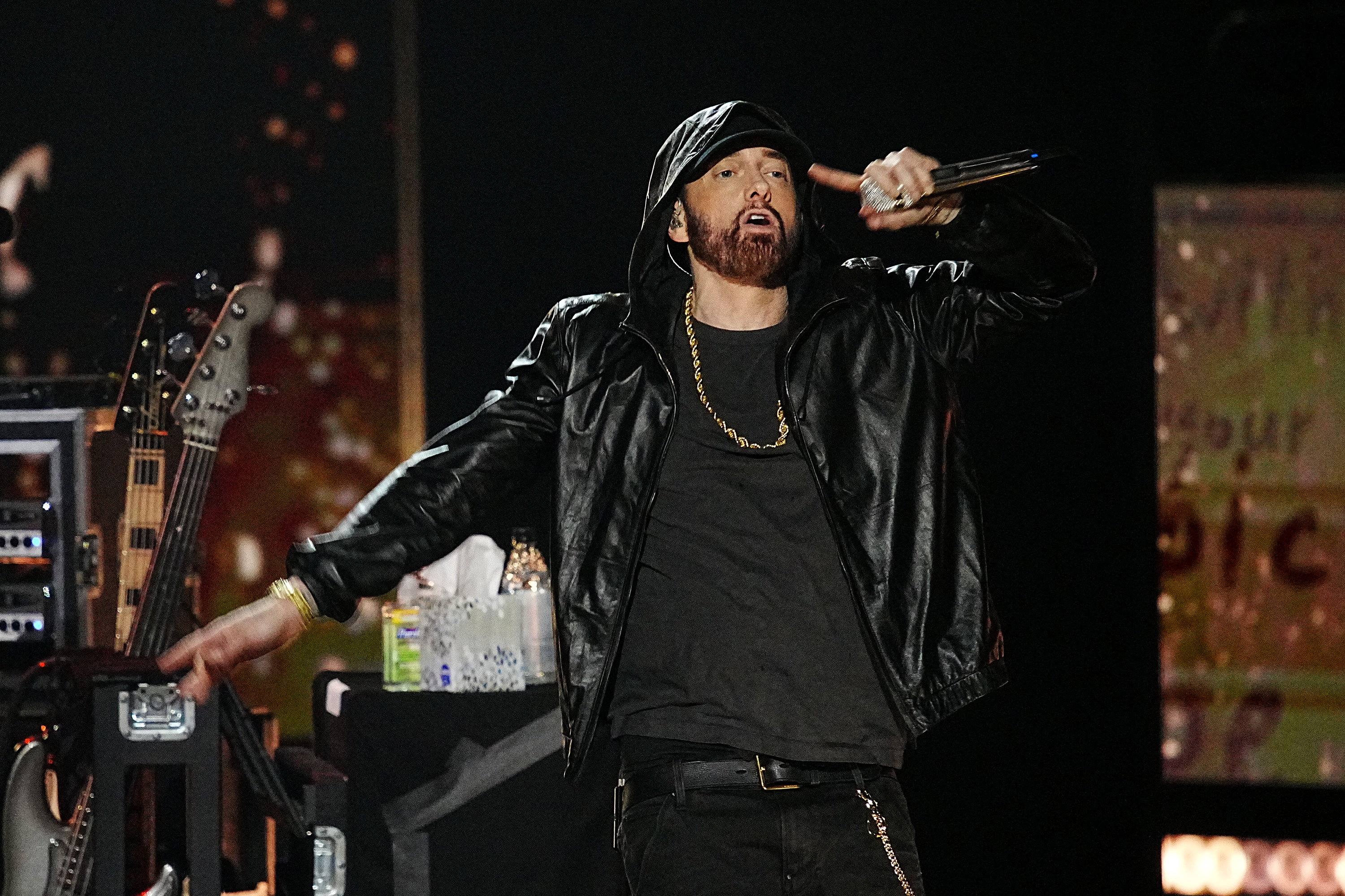Eminem se produit sur scène lors de la 37e cérémonie annuelle d'intronisation au Rock &amp; Roll Hall Of Fame le 05 novembre 2022 à Los Angeles, Californie | Source : Getty Images