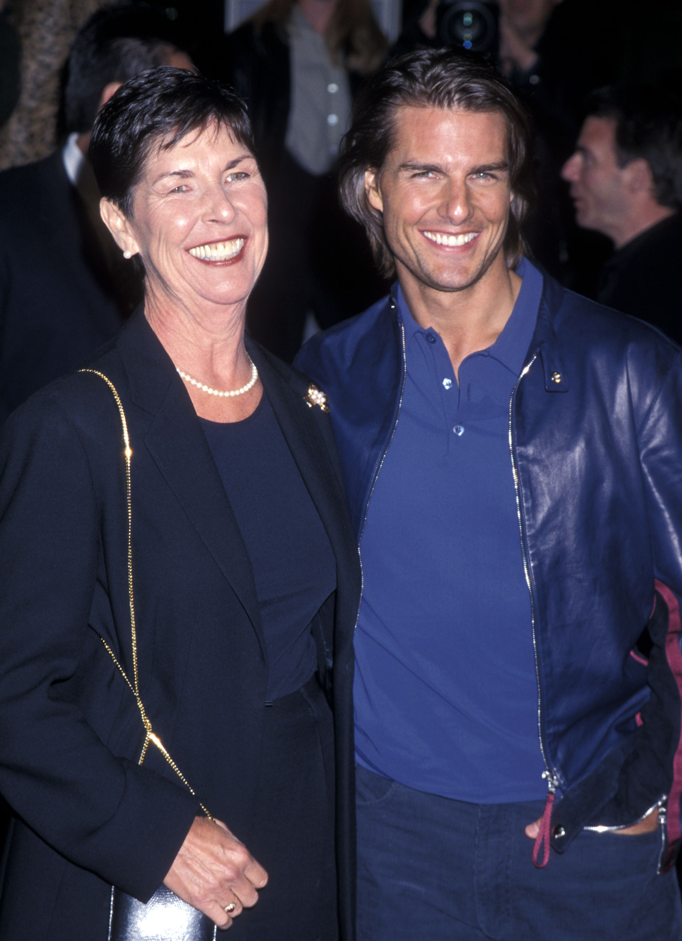 Tom Cruise et Mary Lee South assistent à la première de 'Magnolia' à Westwood, Californie, le 8 décembre 1999. | Source : Getty Images