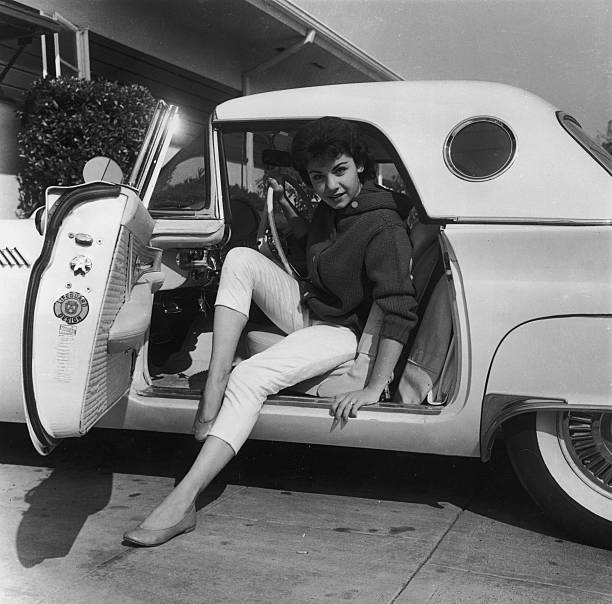 Portrait de la chanteuse et actrice américaine Annette Funicello posant alors qu'elle se prépare à sortir d'une Ford Thunderbird, vers 1955. | Source : Getty Images