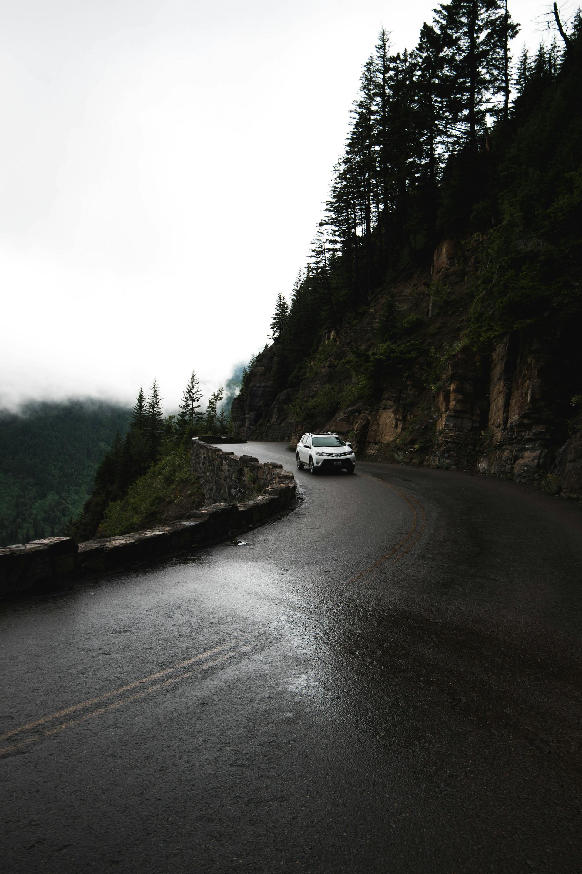 Une voiture roulant sur une route de montagne | Source : Pexels