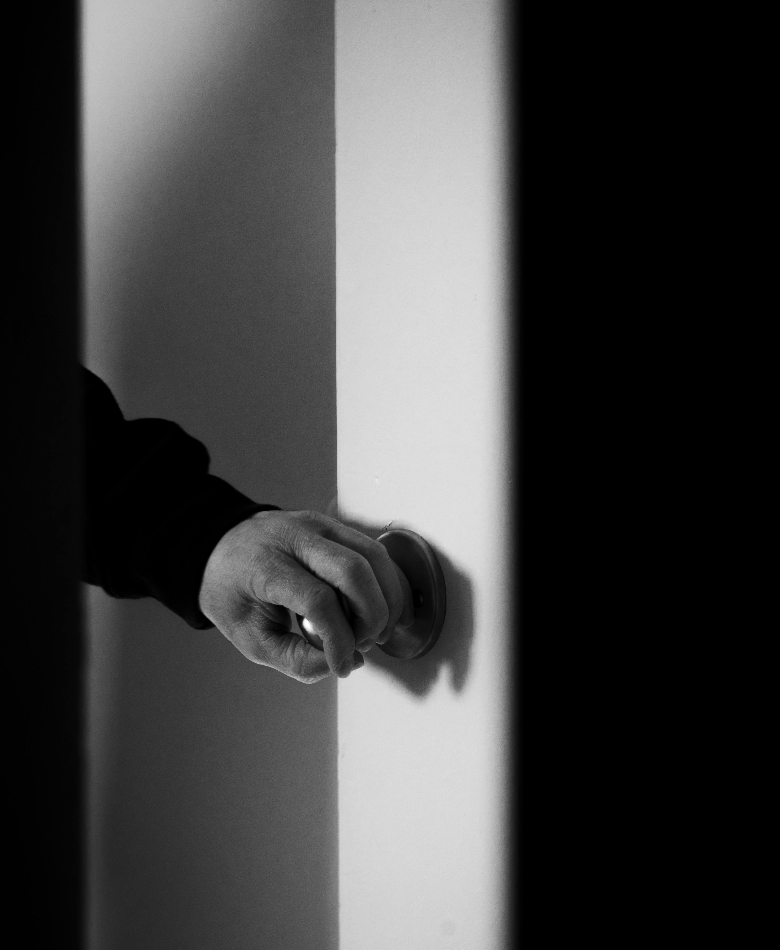 Une main qui ouvre une porte | Source : Pexels