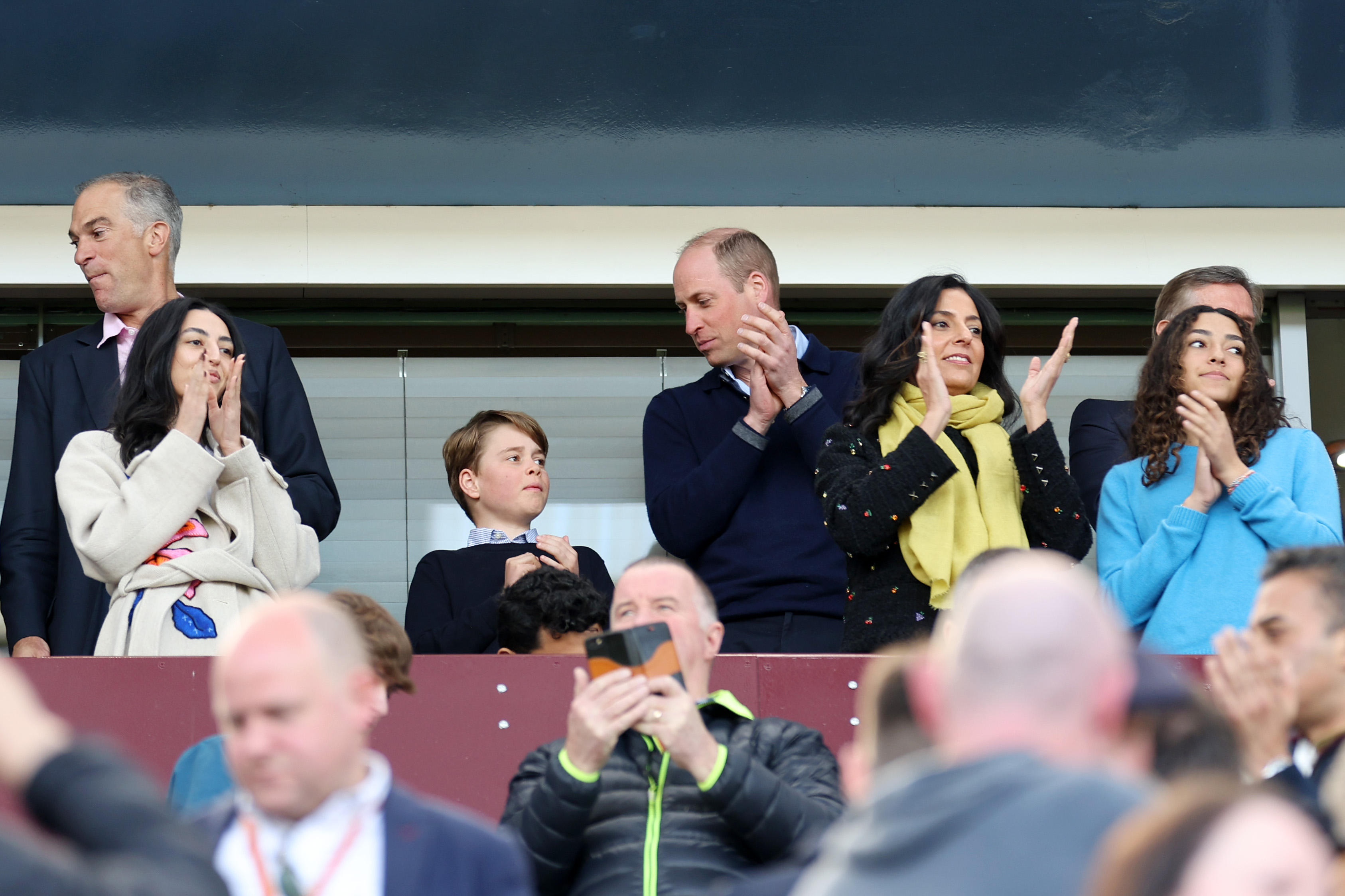 Nassef Sawiris, président d'Aston Villa, William, prince de Galles, et le prince George de Galles regardent avant le match de Premier League entre Aston Villa et Nottingham Forest, le 8 avril 2023, à Birmingham, en Angleterre | Source : Getty Images