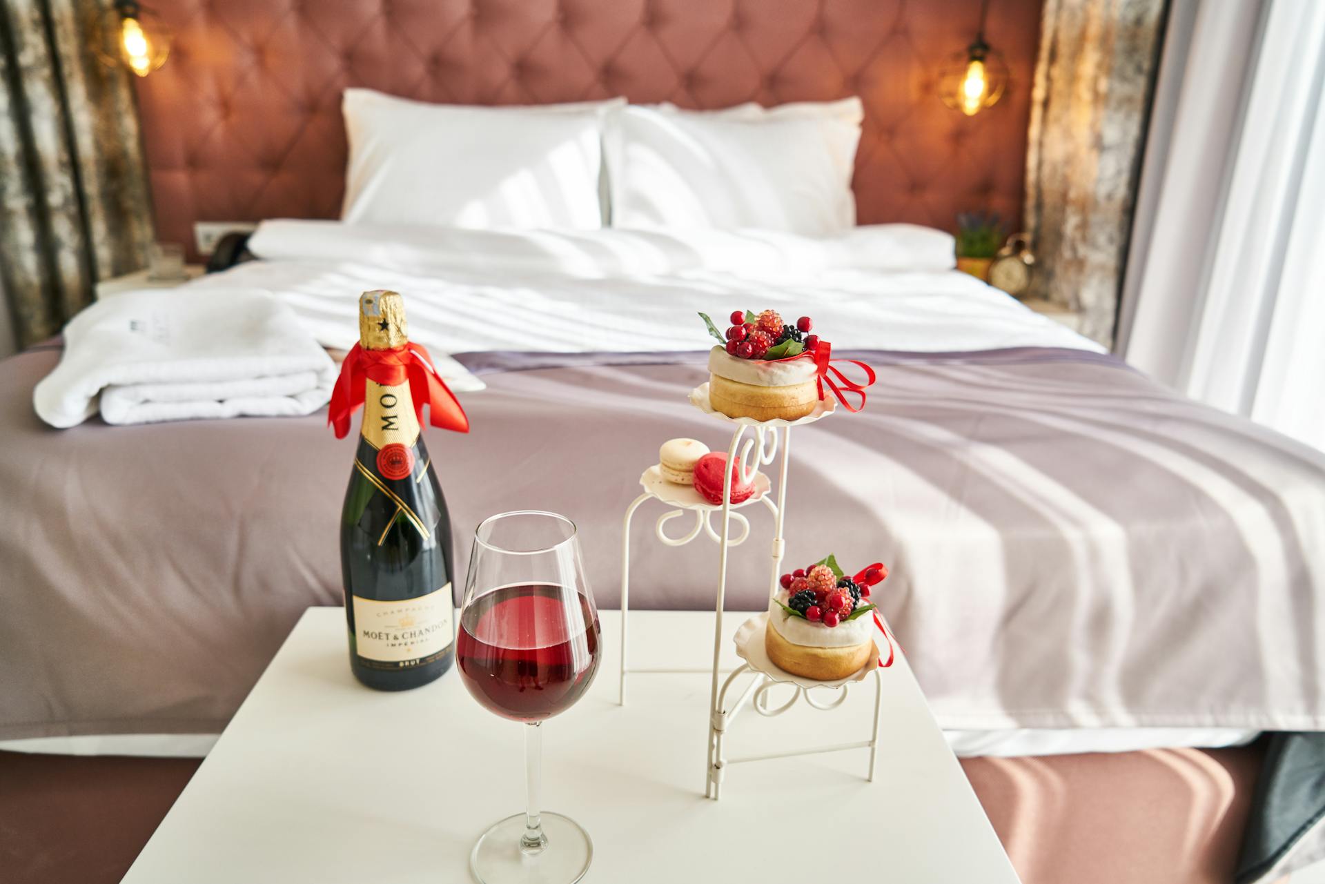 Une chambre d'hôtel avec de la nourriture et du vin | Source : Pexels