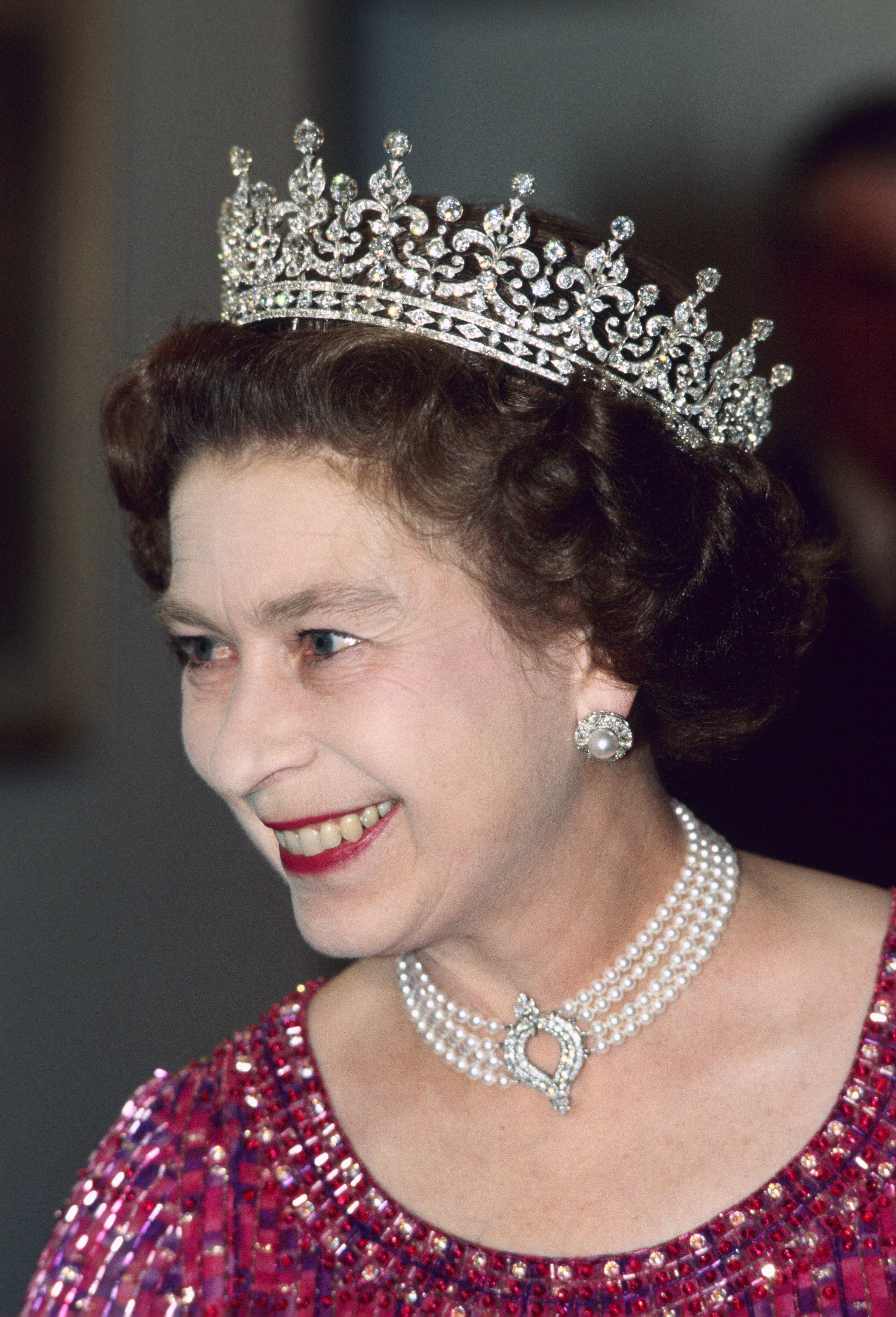 La reine Élisabeth II portant un collier au cou, le 16 novembre 1983 | Source : Getty Images