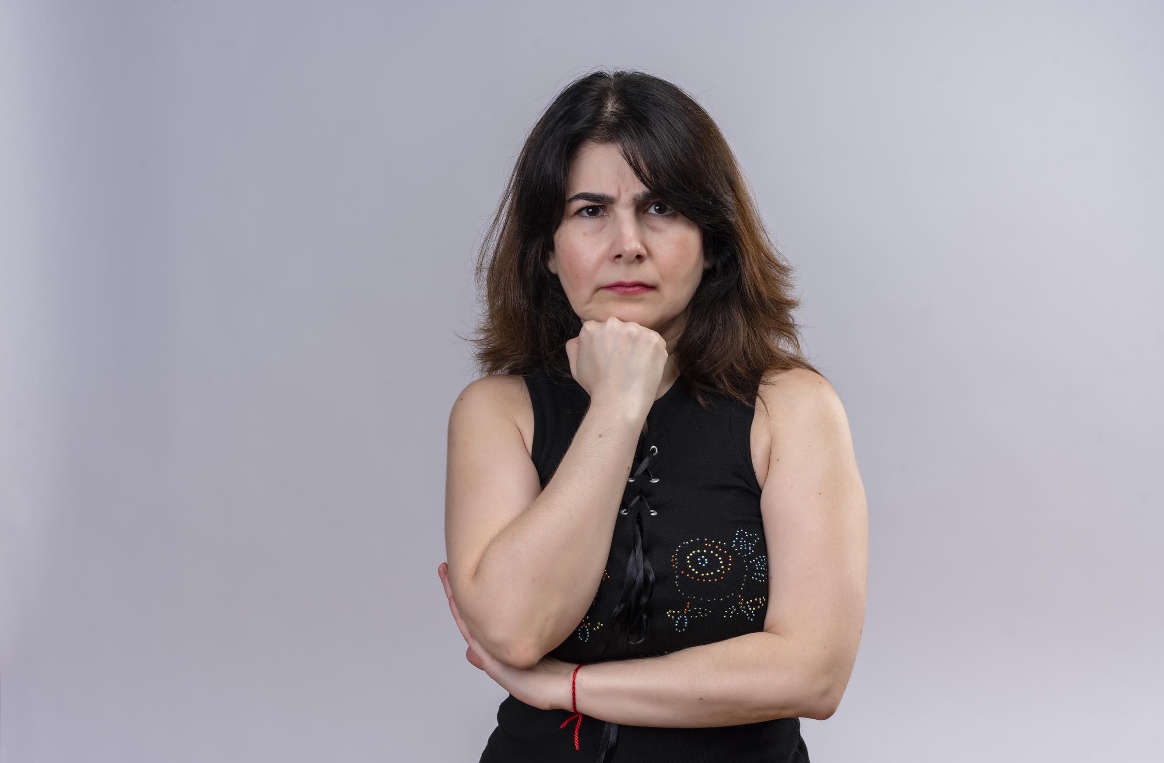 Une femme perplexe perdue dans ses pensées | Source : Freepik