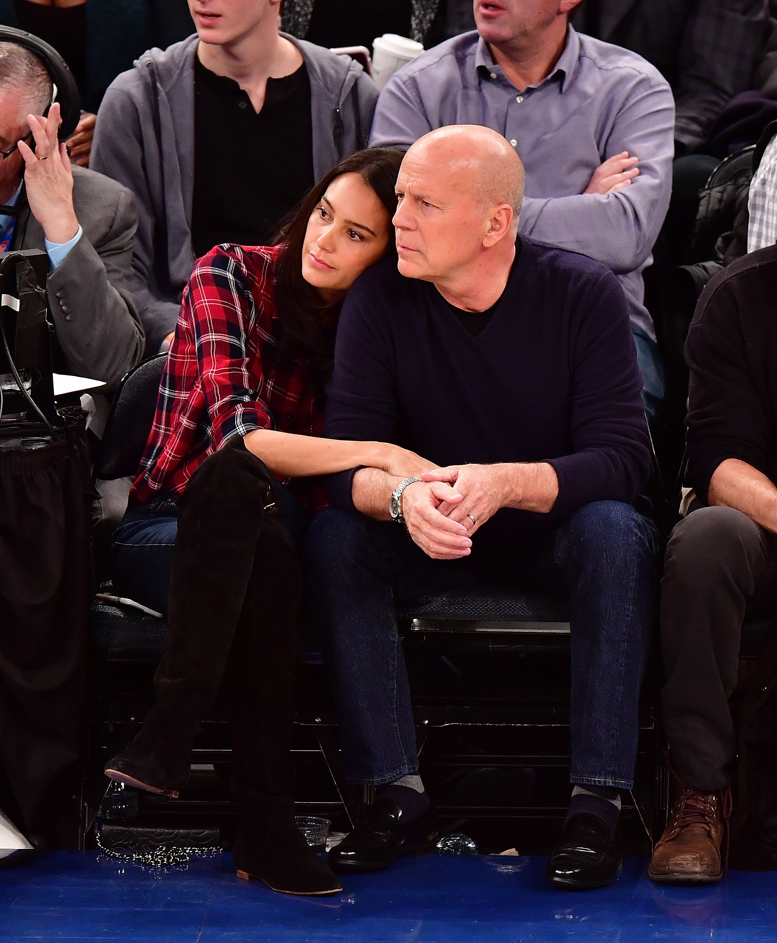 L'actrice Emma Heming Willis et Bruce Willis pendant la match opposant Cleveland Cavaliers Vs. New York Knicks au Madison Square Garden le 4 février 2017 à New York. | Source : Getty Images