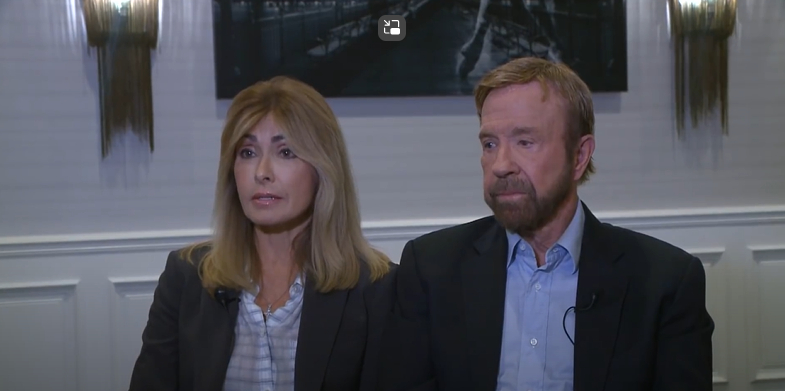 Une capture d'écran de Gena O'Kelly et Chuck Norris s'ouvrant sur son cauchemar médical, tirée d'une vidéo YouTube datée du 2 novembre 2017. | Source : YouTube/ KPIX | CBS NEWS BAY AREA