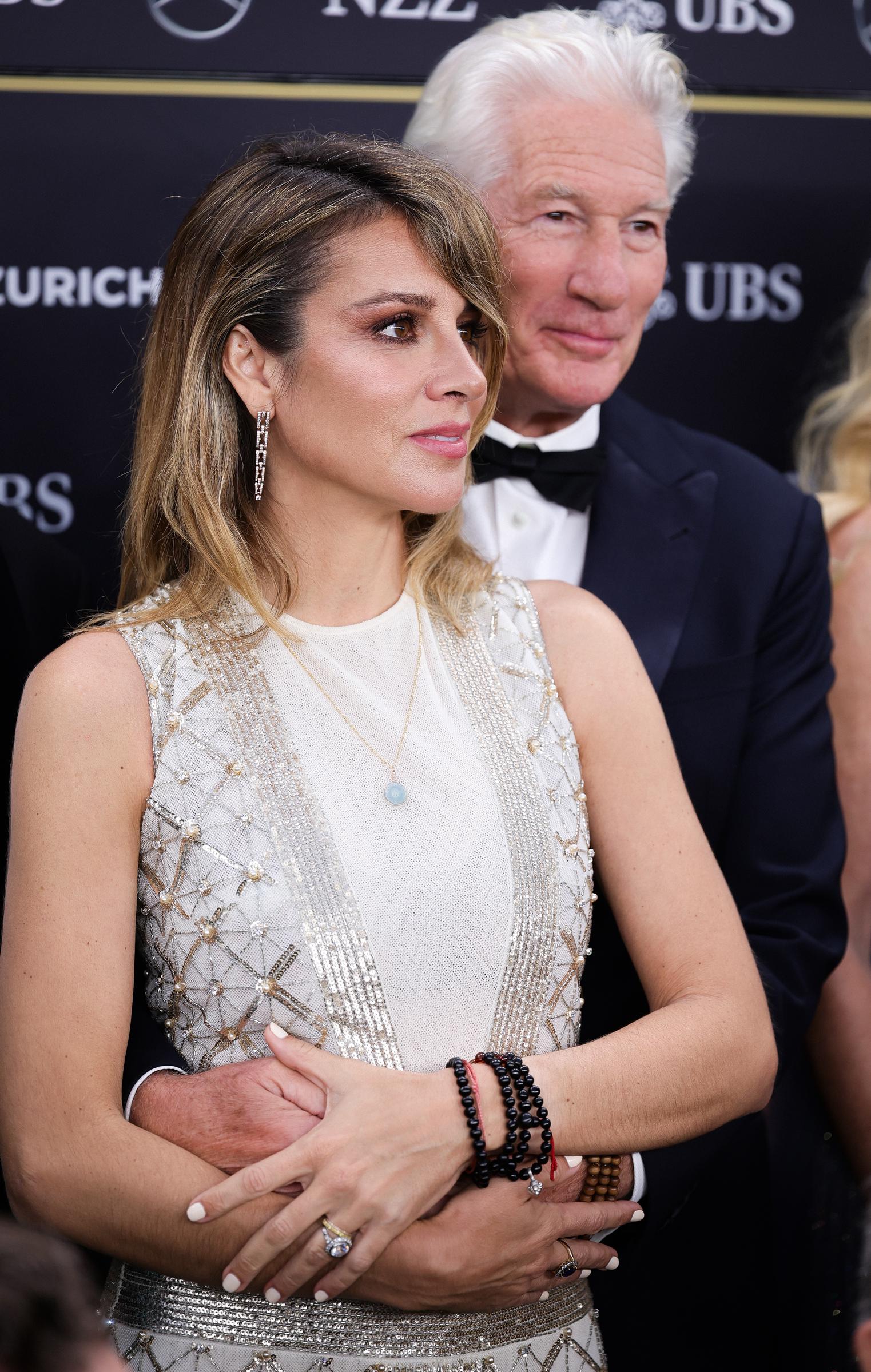 Alejandra Silva et Richard Gere assistent au tapis vert de "Wisdom of Happiness" au Corso à Zurich, Suisse | Source : Getty Images