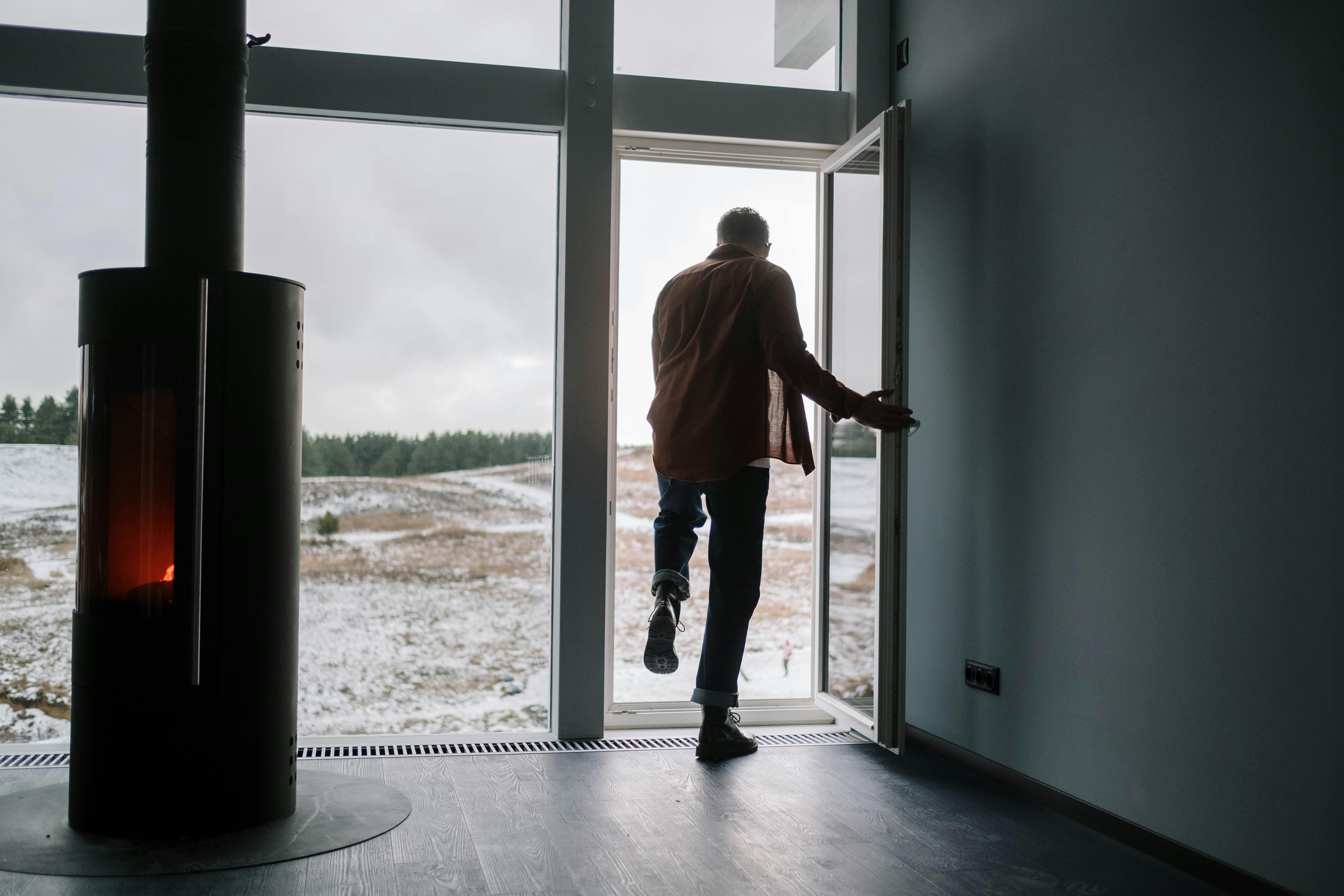 Un homme sortant par la porte | Source : Pexels