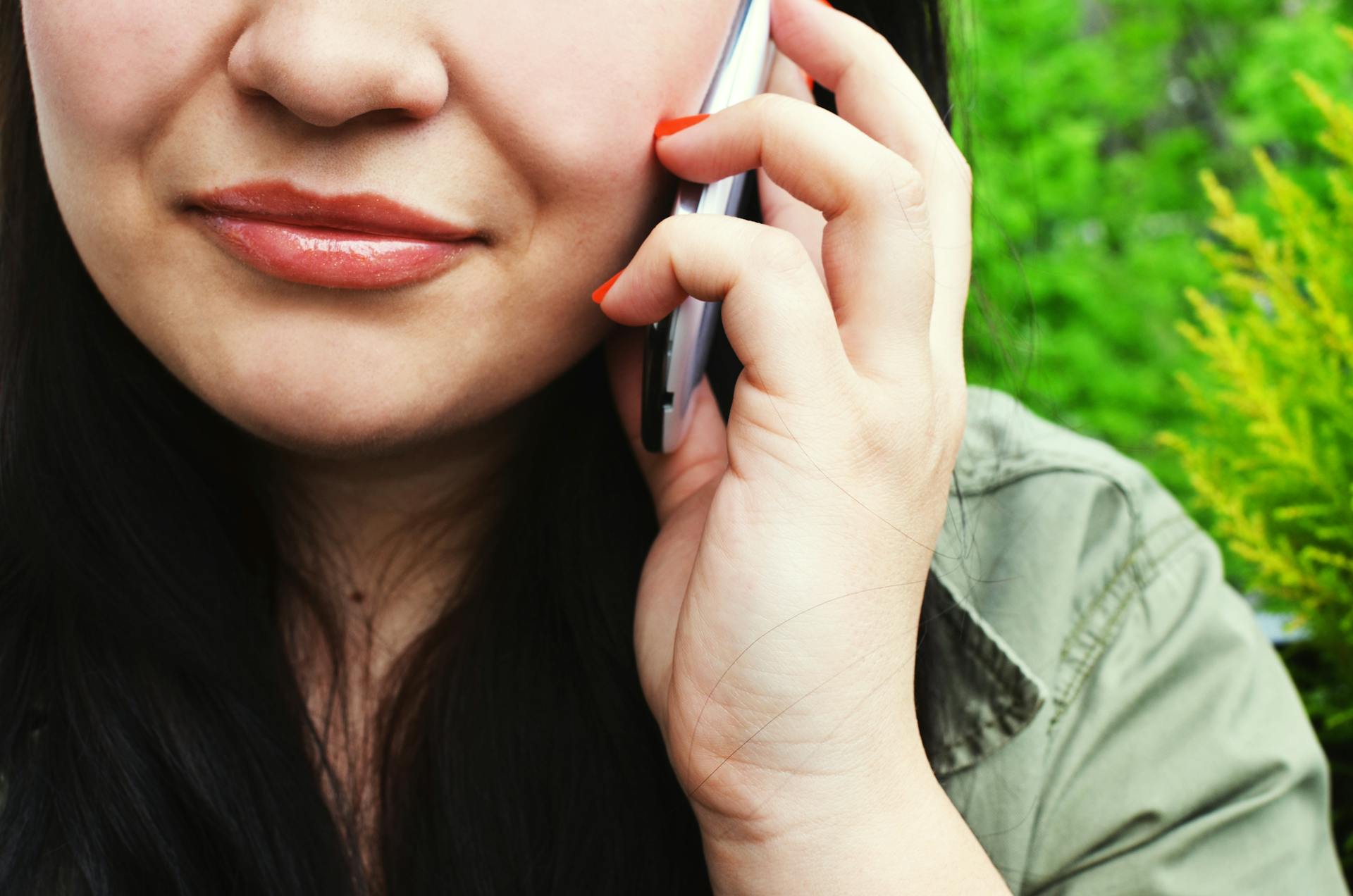 Gros plan d'une femme qui parle au téléphone | Source : Pexels