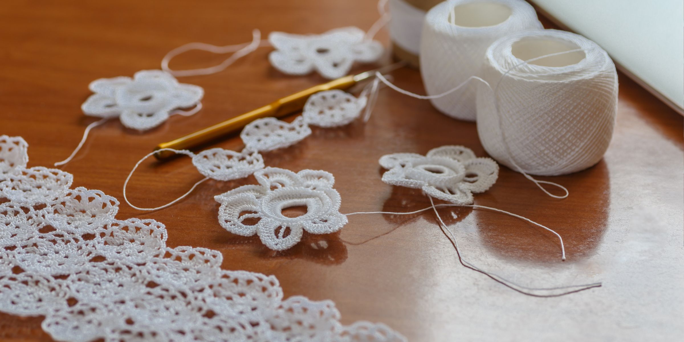Roses en dentelle et accessoires en crochet | Source : Shutterstock