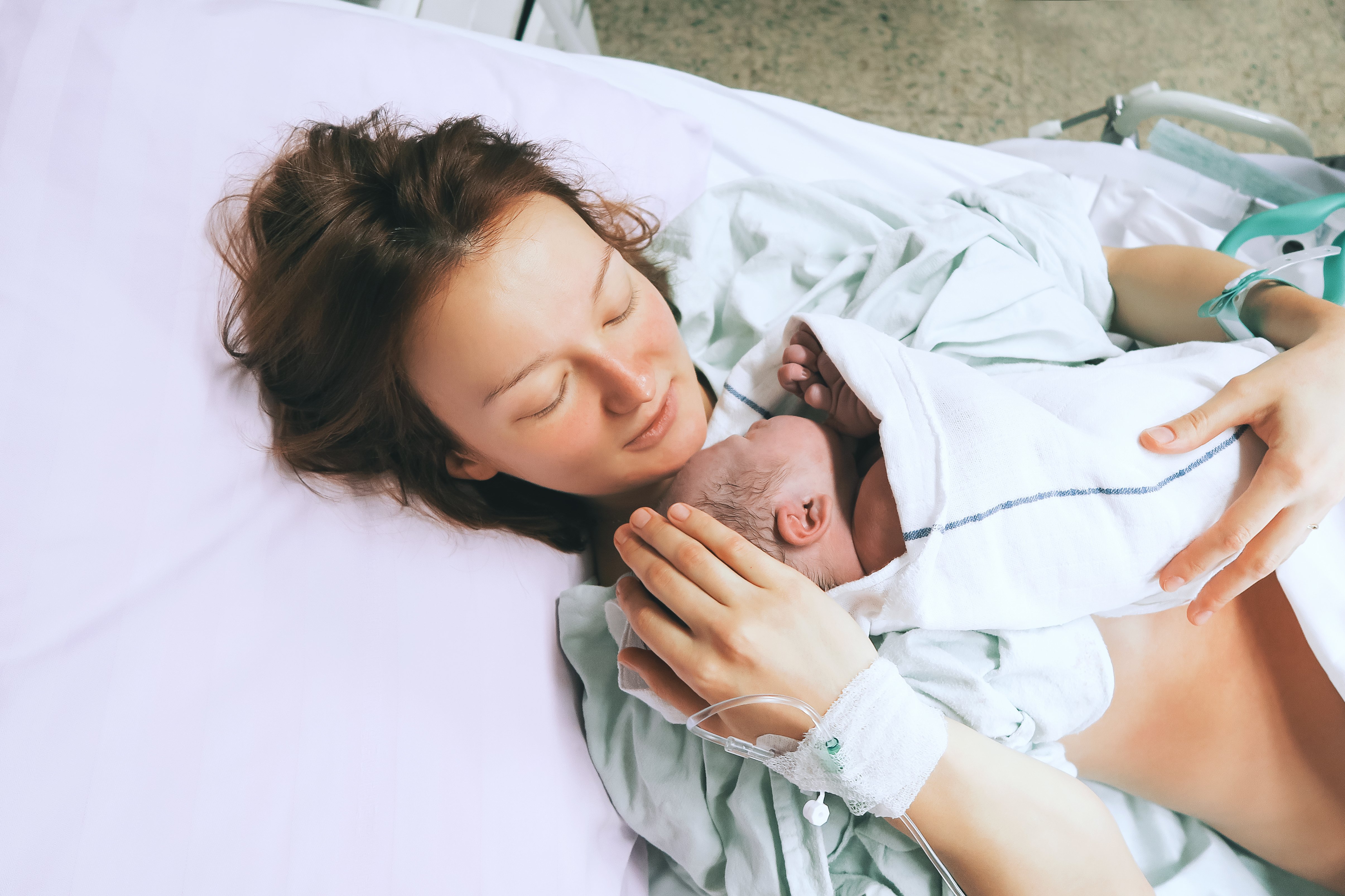 Mère tenant son bébé nouveau-né | Photo : Shutterstock