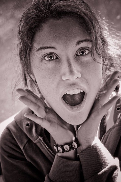 Une adolescente avec l'air choqué | Photo: Pixabay