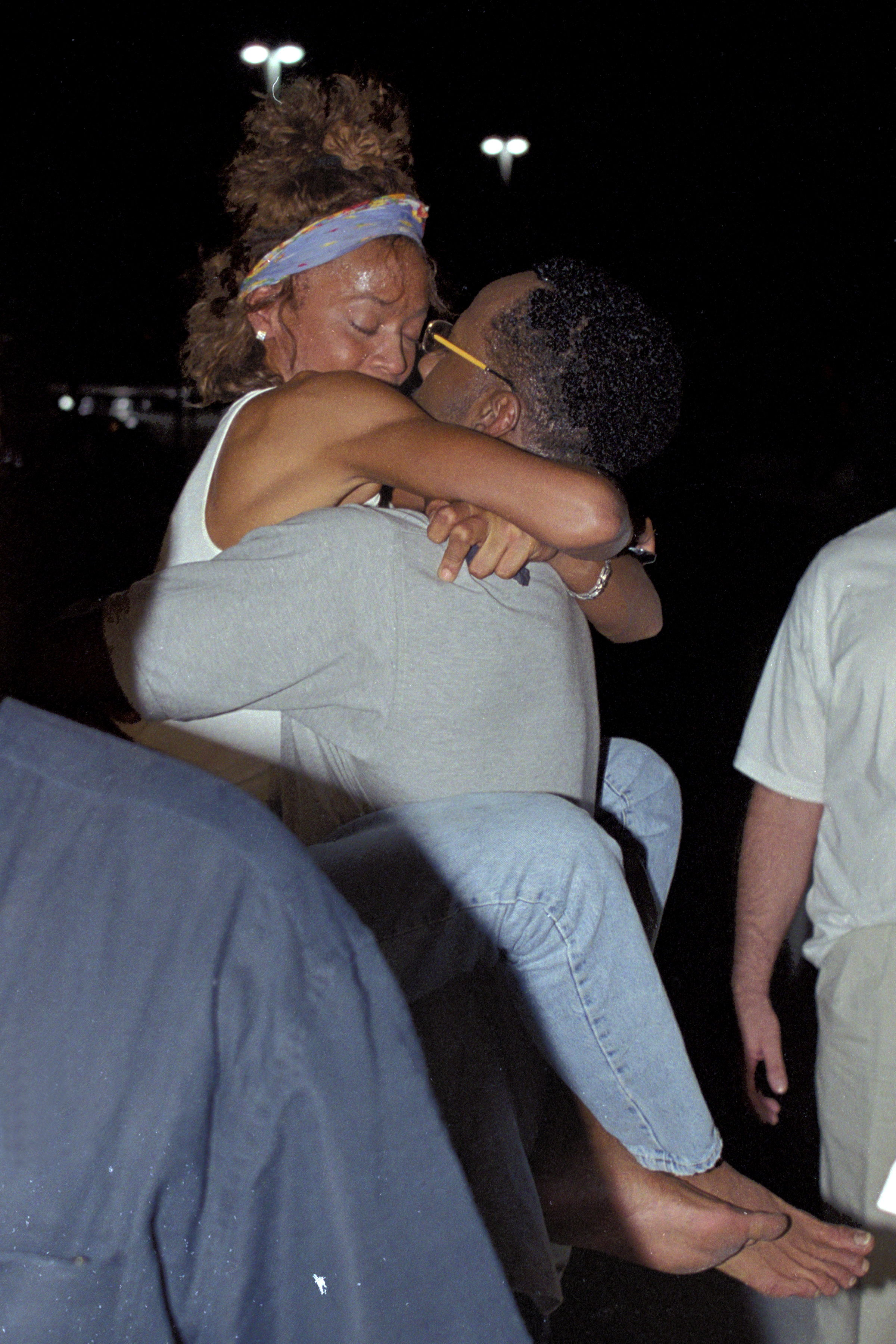 Whitney Houston et Bobby Brown sont aperçus après la sortie de prison de Bobby à Fort Lauderdale, Floride, le 7 juillet 2000. | Source : Getty Images