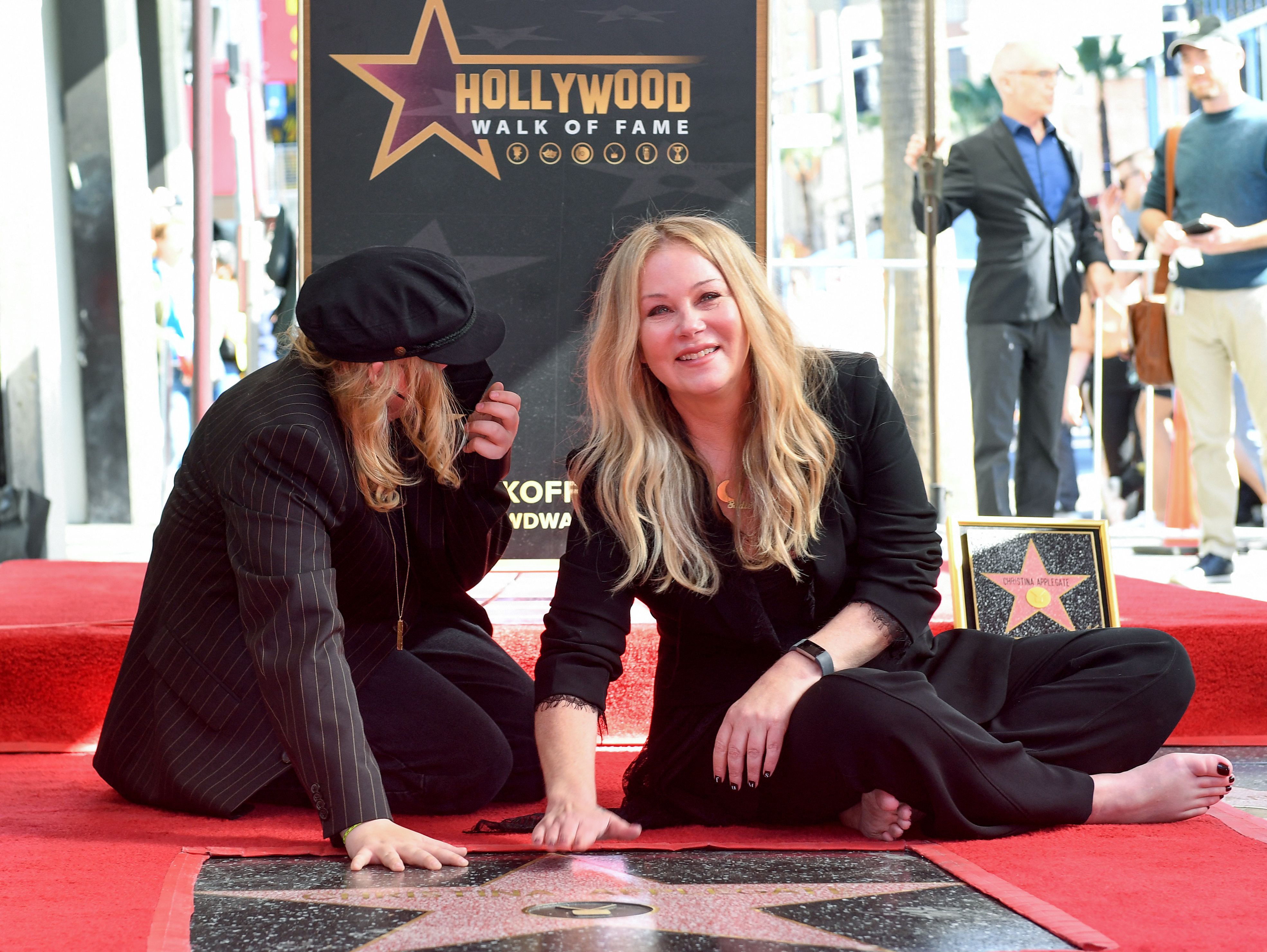 Christina Applegate et Sadie LeNoble posent pour des photos avec l'étoile Hollywood Walk of Fame récemment dévoilée par Applegate, le 14 novembre 2022 | Source : Getty Images