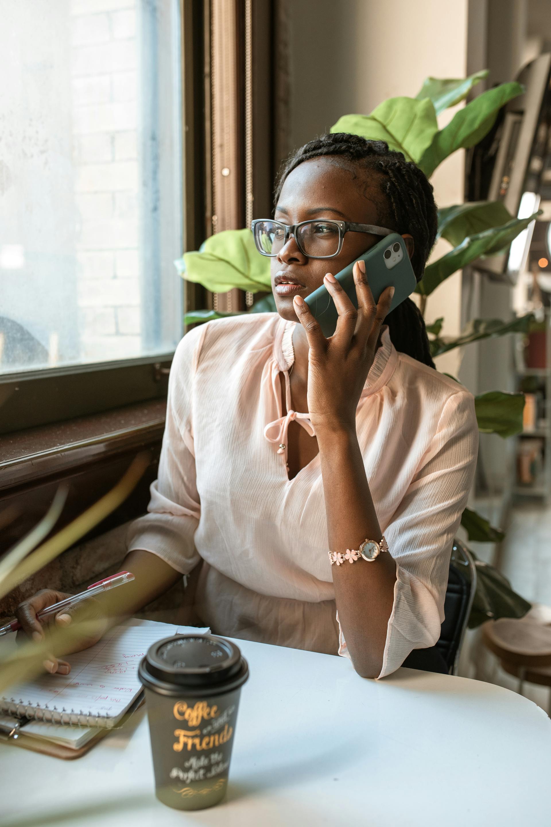 Une femme en train de téléphoner | Source : Pexels