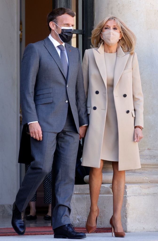 Le président français Emmanuel Macron et son épouse Brigitte se tiennent côte à côte lors d'un déjeuner de travail visite du président allemand et de son épouse à l'Elysée, à Paris, le 26 avril 2021. | Photo : Getty Images