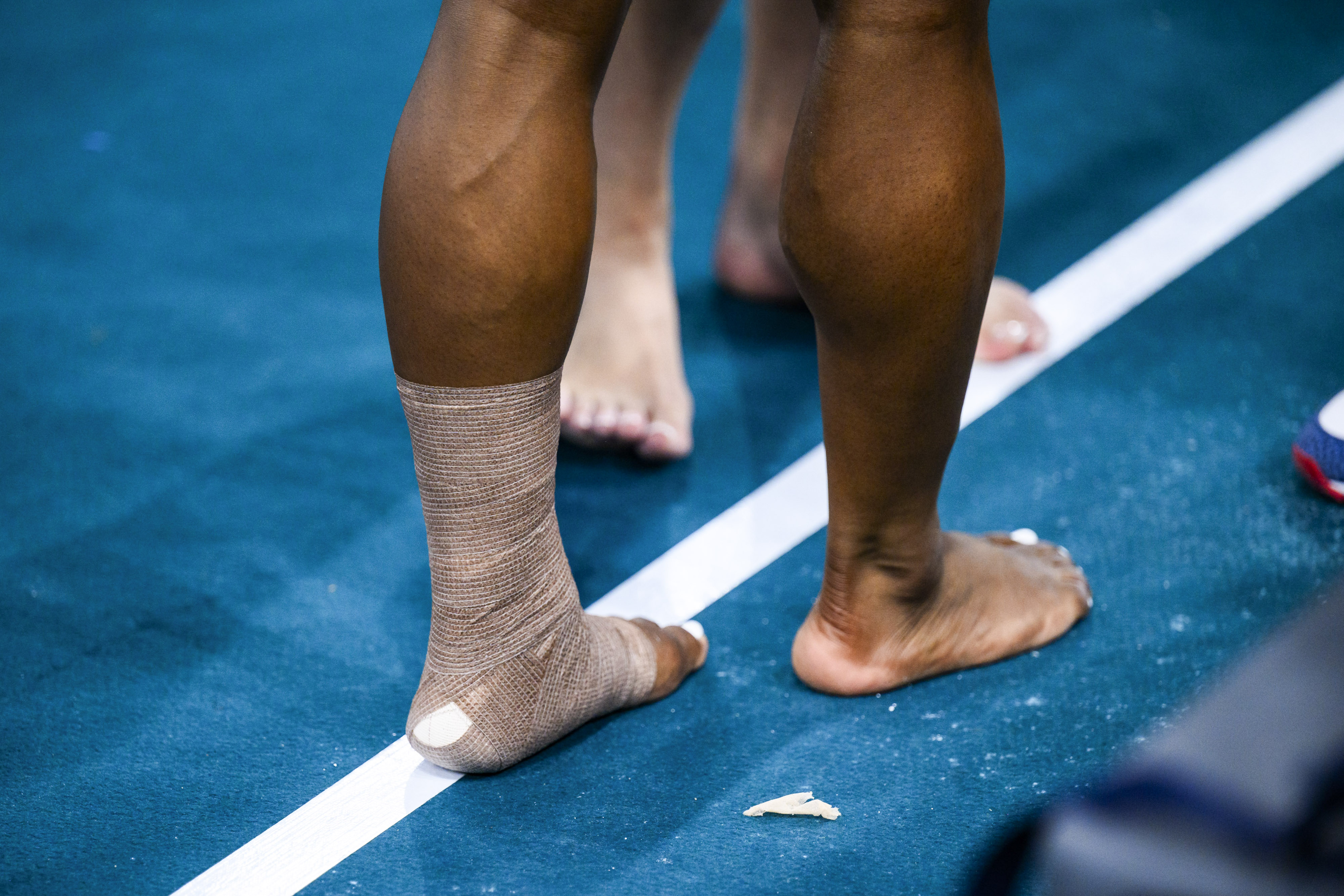 Gros plan sur la cheville et le mollet bandés de Simone Biles lors des qualifications féminines de gymnastique artistique à Paris, France, le 28 juillet 2024 | Source : Getty Images