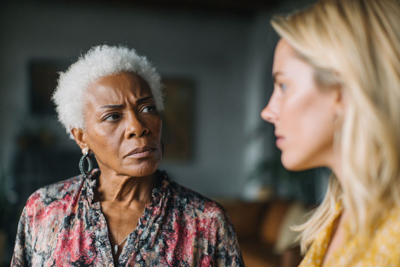 Deux femmes qui se jettent des coups d'œil | Source : Midjourney