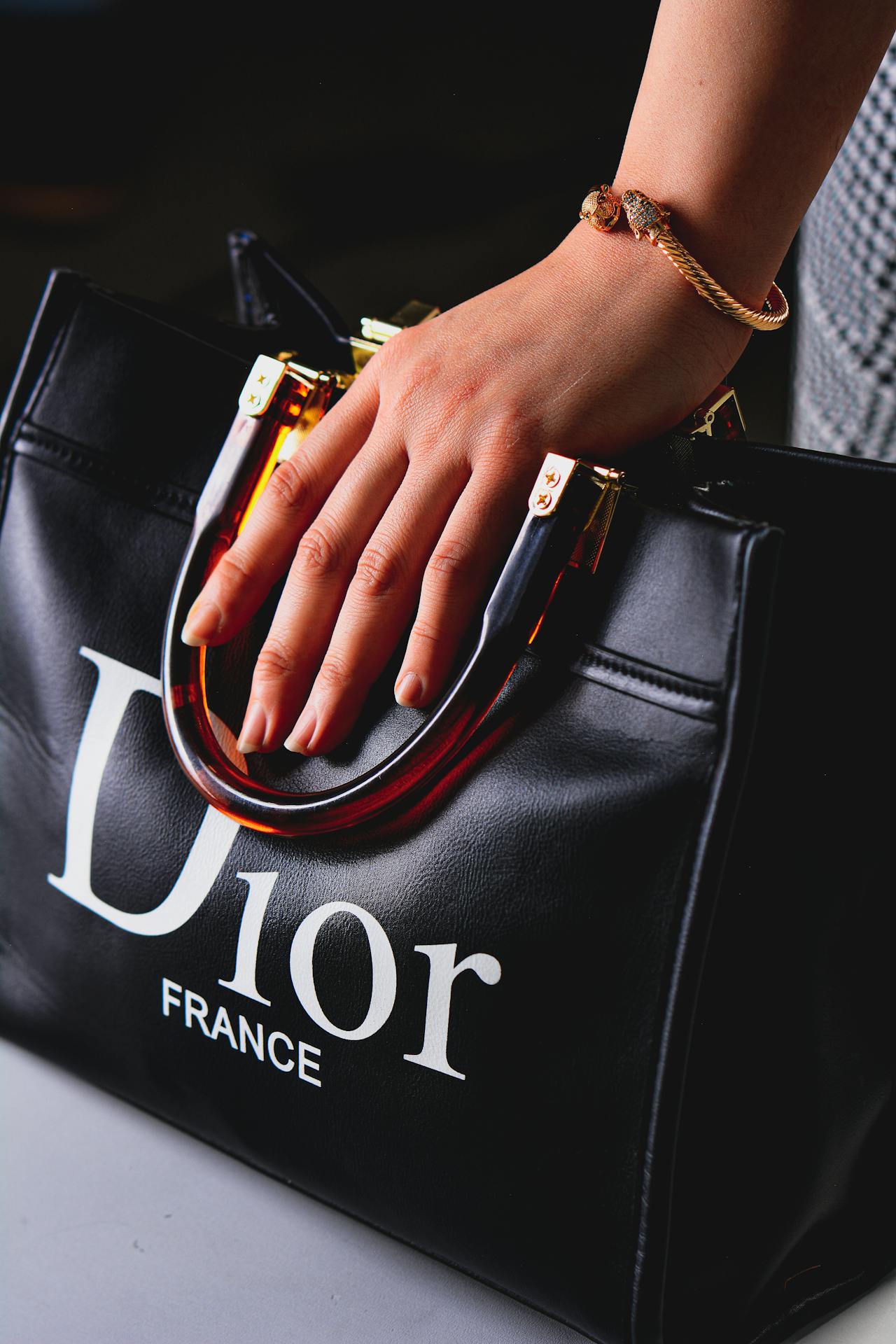 Une femme tenant son sac | Source : Pexels