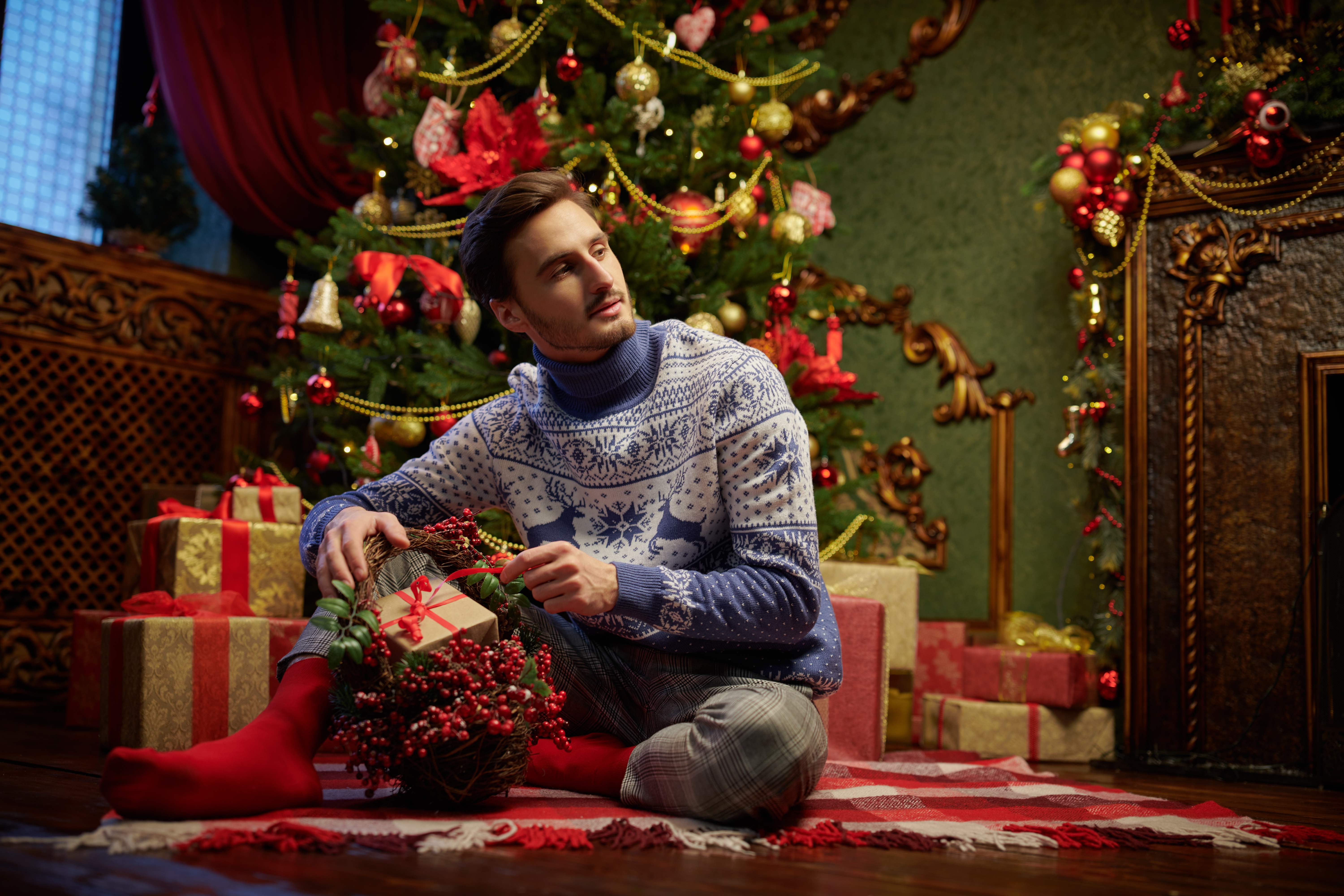 Un jeune ouvre un cadeau de Noël | Source : Shuttertsock
