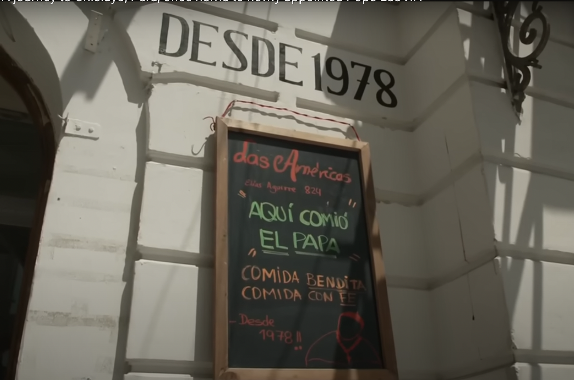 Capture d'écran d'un tableau noir écrit à la main à l'extérieur du restaurant Las Américas, tirée d'une vidéo datée du 13 mai 2025. | Source : YouTube/ABC News