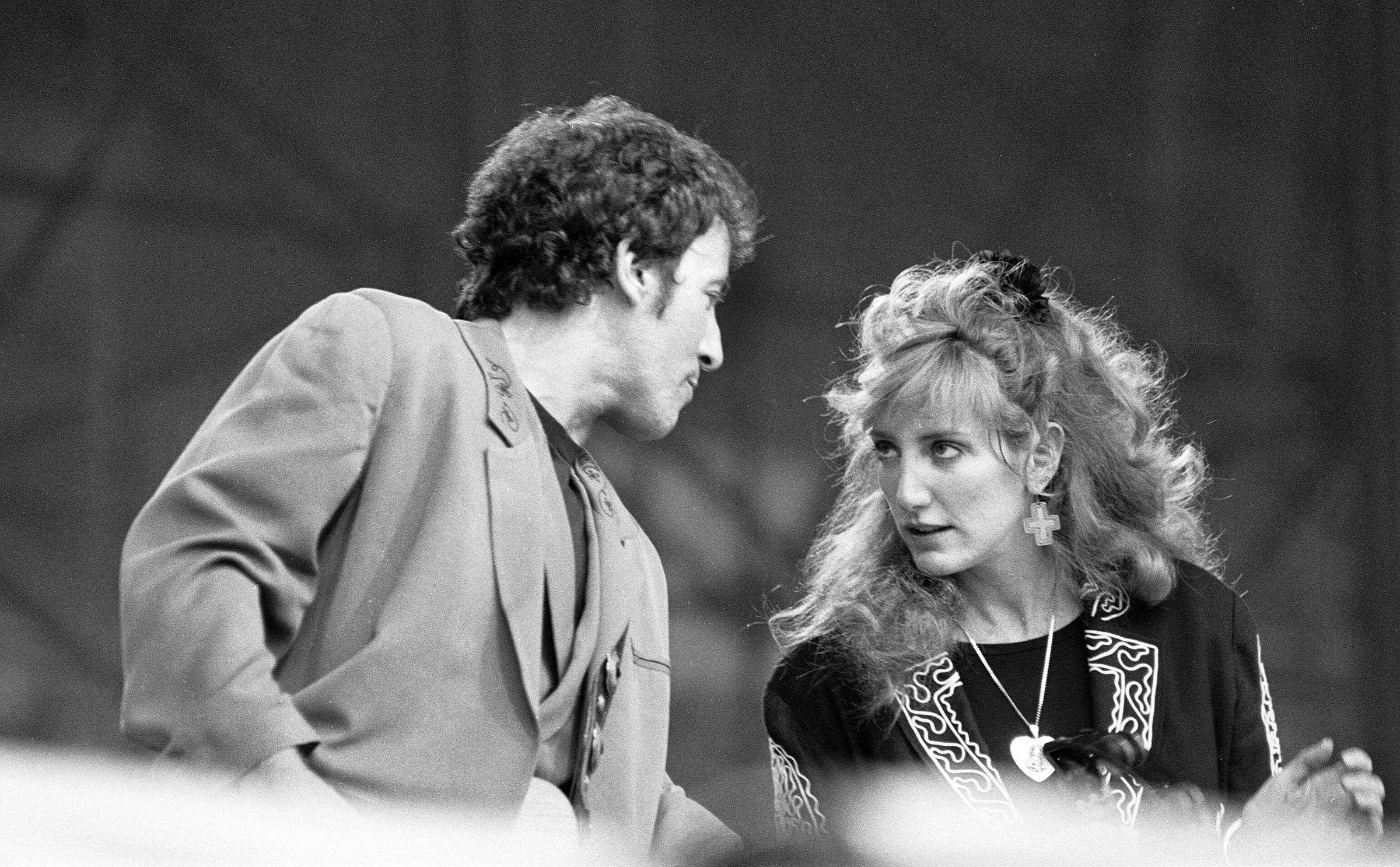 Bruce Springsteen et Patti Scialfa lors d'un concert à Birmingham le 21 juin 1988. | Source : Getty Images